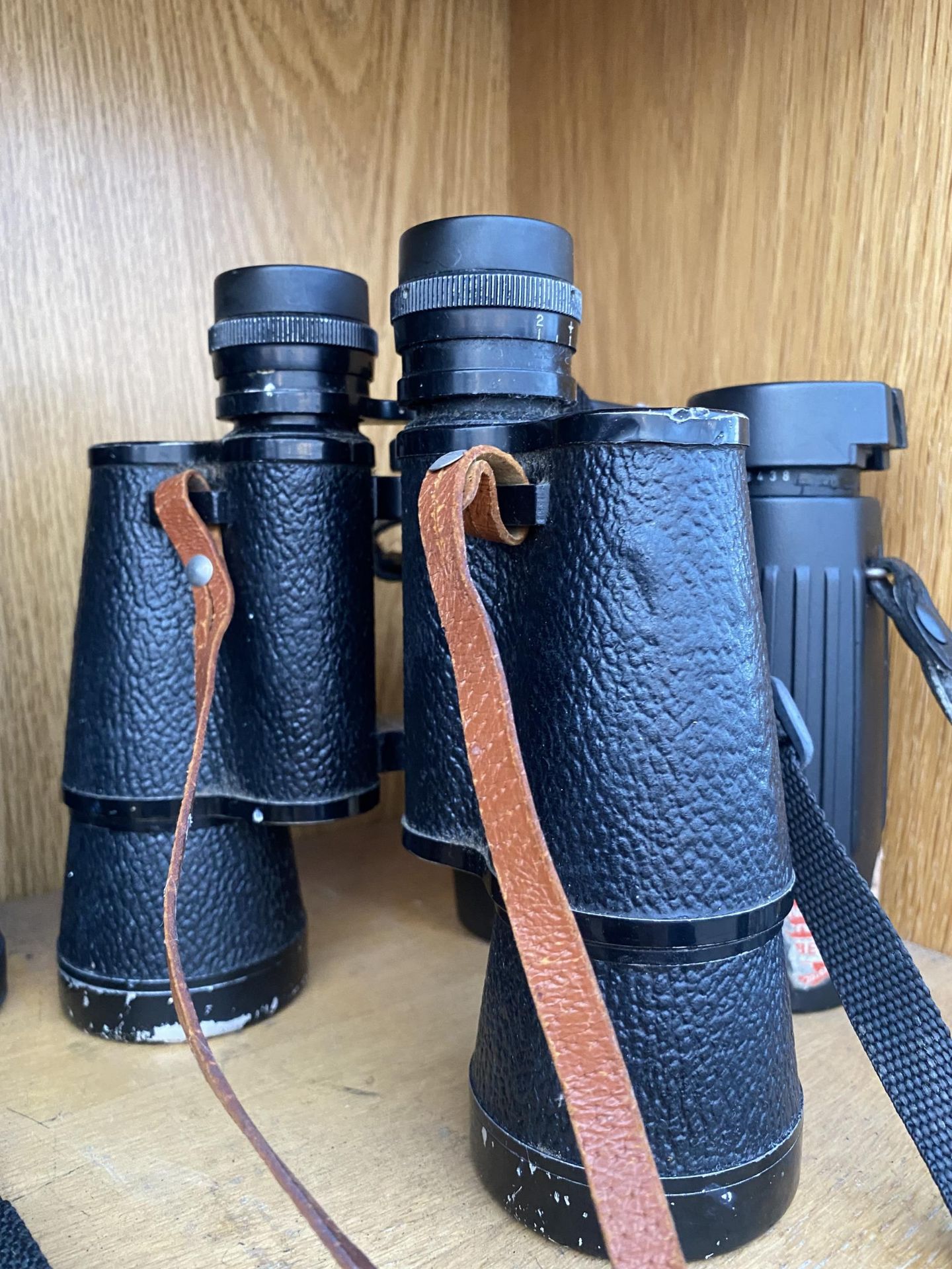 A COLLECTION OF FOUR PAIRS OF BINOCULARS TO INCLUDE WETZLAR 10 X 50 FIELD BINOCULARS ETC - Image 4 of 5