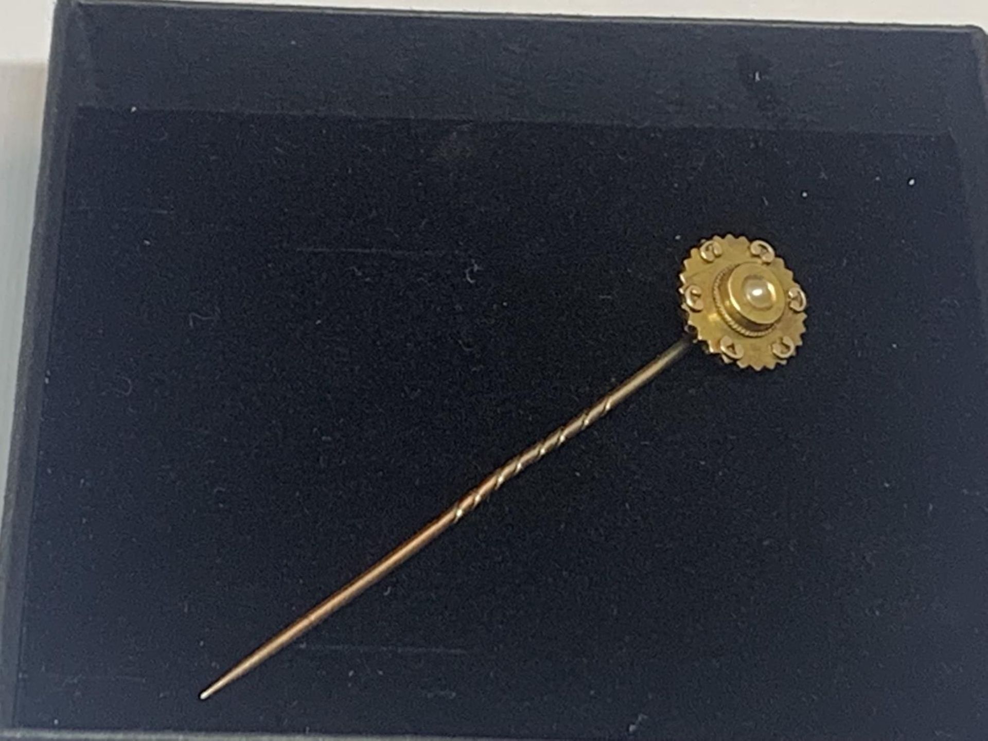 A VICTORIAN 15 CARAT GOLD SEED PEARL STICK PIN GROSS WEIGHT 2 GRAMS IN A PRESENTATION BOX - Image 5 of 5