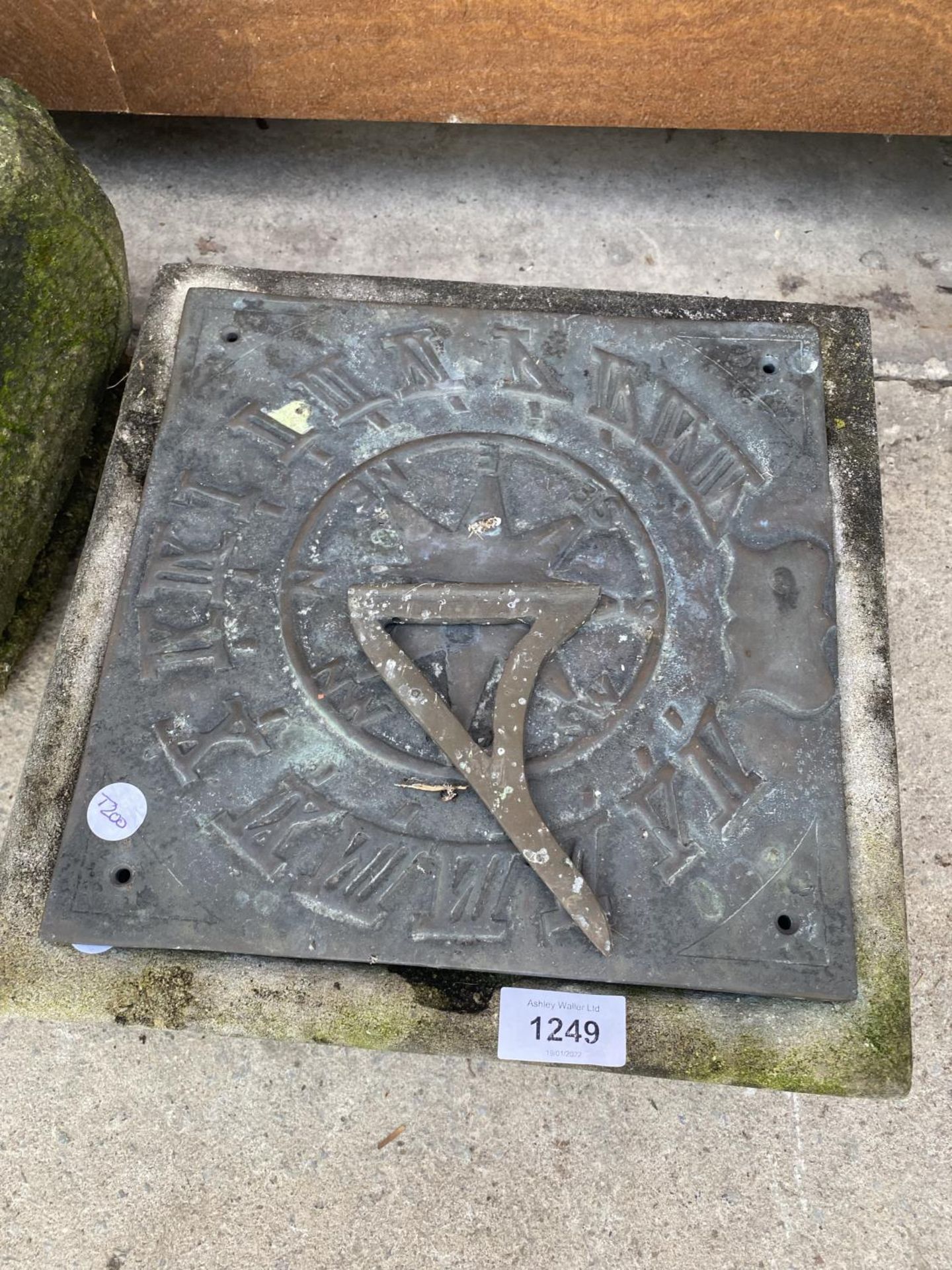 A SMALL STONE TROUGH AND A SUNDIAL TOP - Image 2 of 3