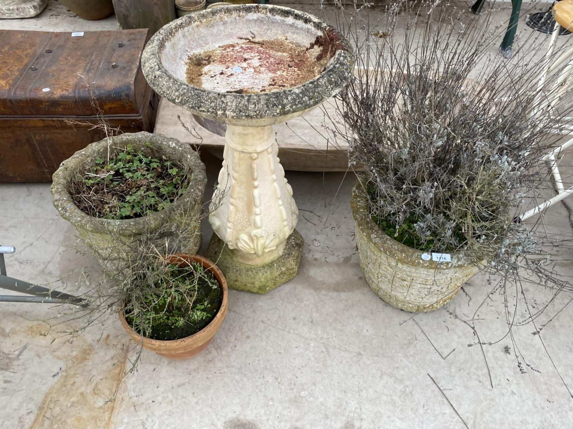 AN ASSORTMENT OF GARDEN ITEMS TO INCLUDE A RECONSTITUTED STONE BIRD BATH, AND A PAIR OF PLANTERS