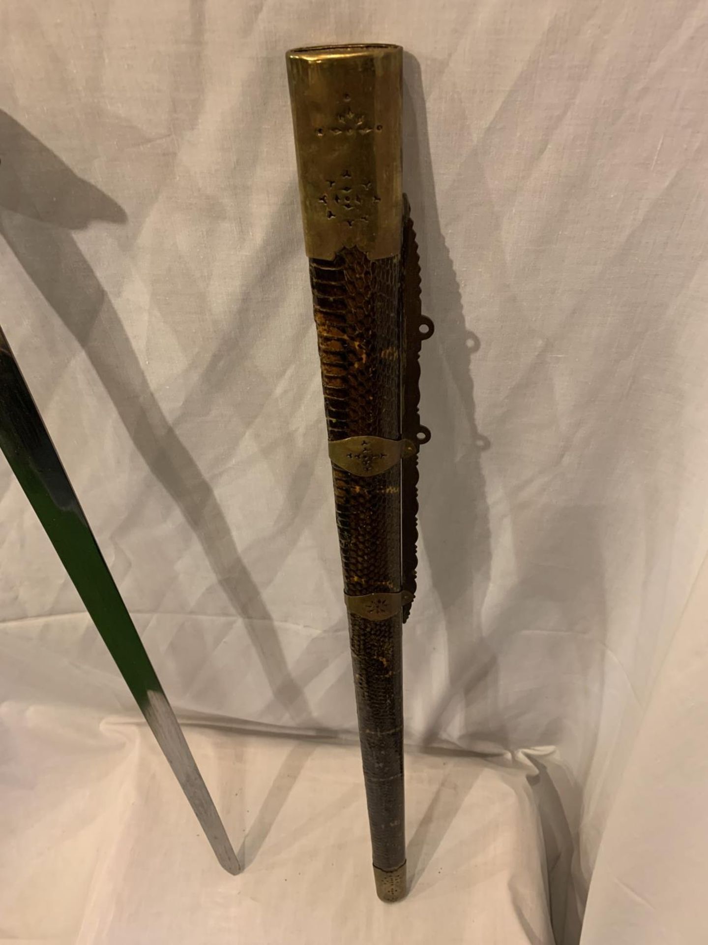 CHINESE FIGHTING SWORD WITH A SNAKESKIN AND BRASS SCABBARD AND CARRY CASE - Image 3 of 5