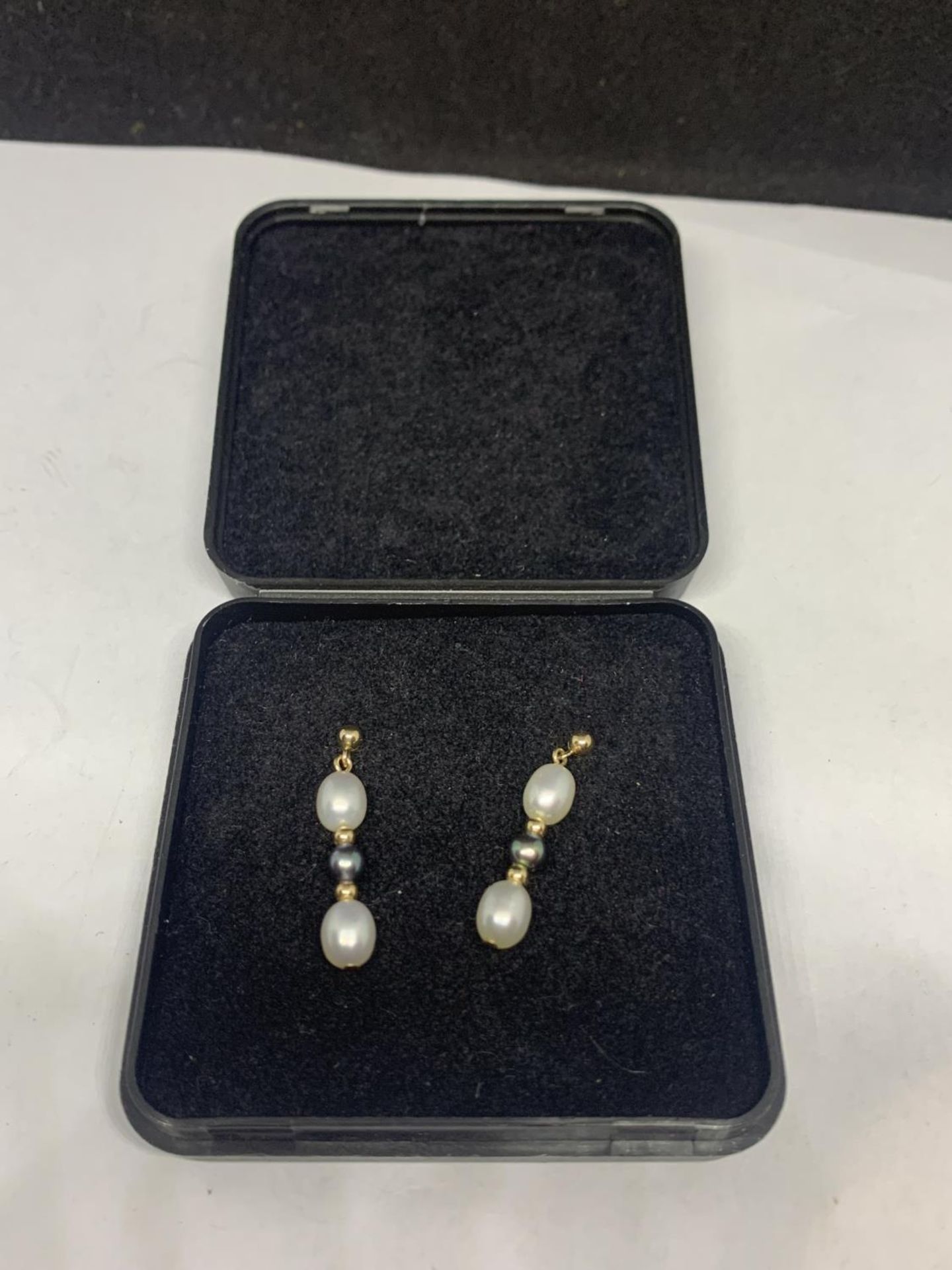 A PAIR OF 9 CARAT GOLD AND BEAD DROP EARRINGS IN A PRESENTATION BOX - Image 2 of 2