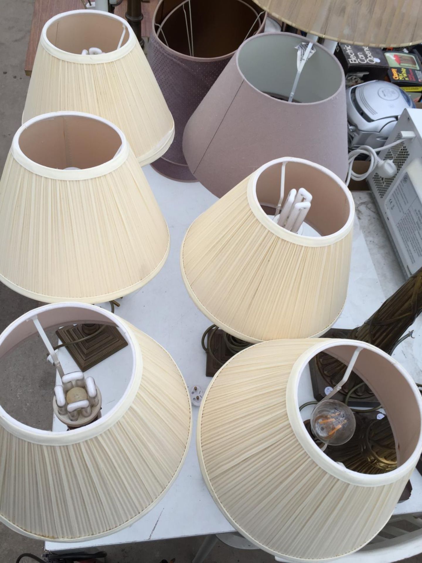 SIX MATCHING BRASS TABLE LAMPS WITH SHADES - Image 3 of 3