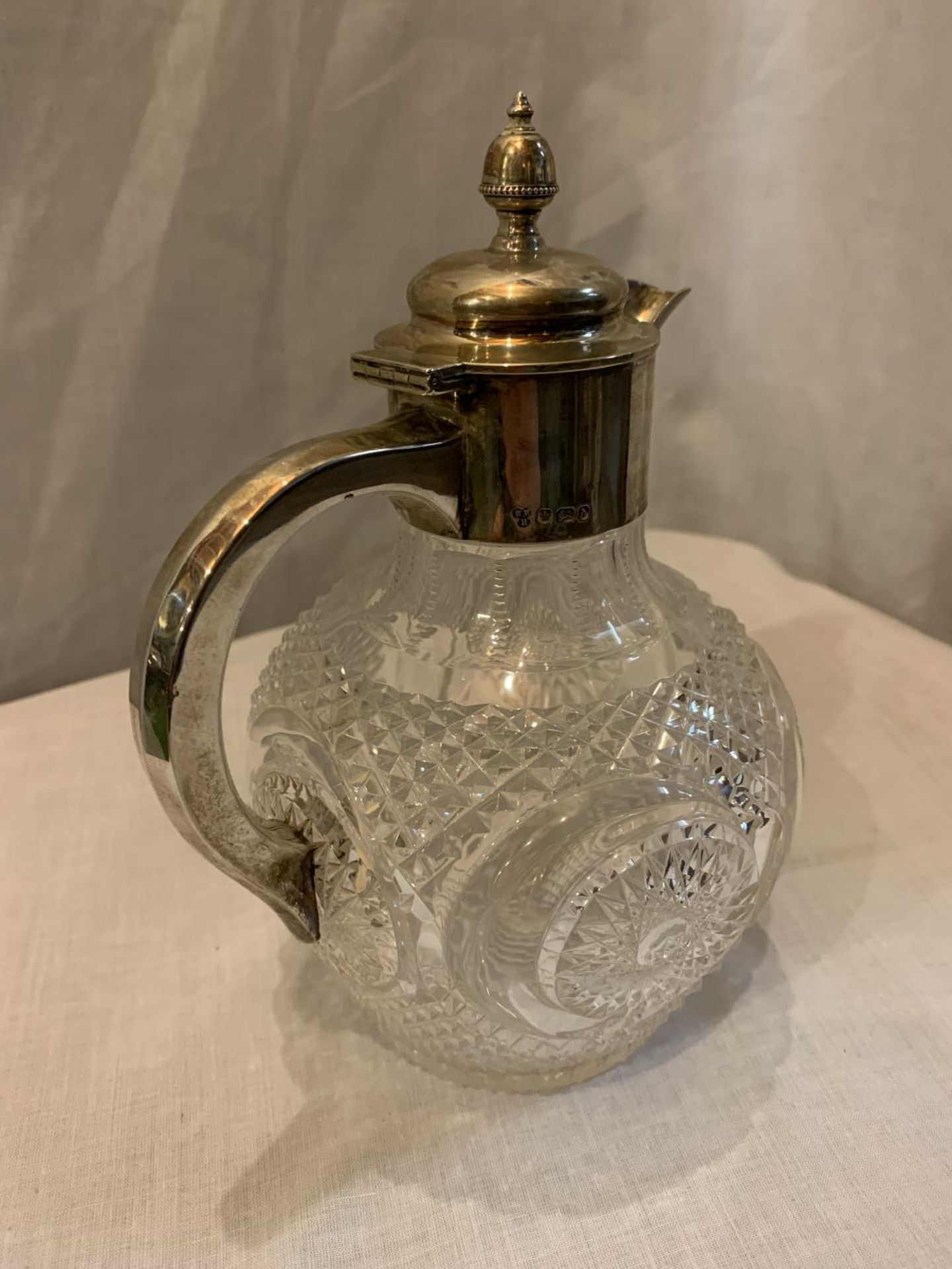 A HEAVY CUT GLASS JUG WITH A HALLMARKED SHEFFIELD SILVER LID AND HANDLE - Image 3 of 4