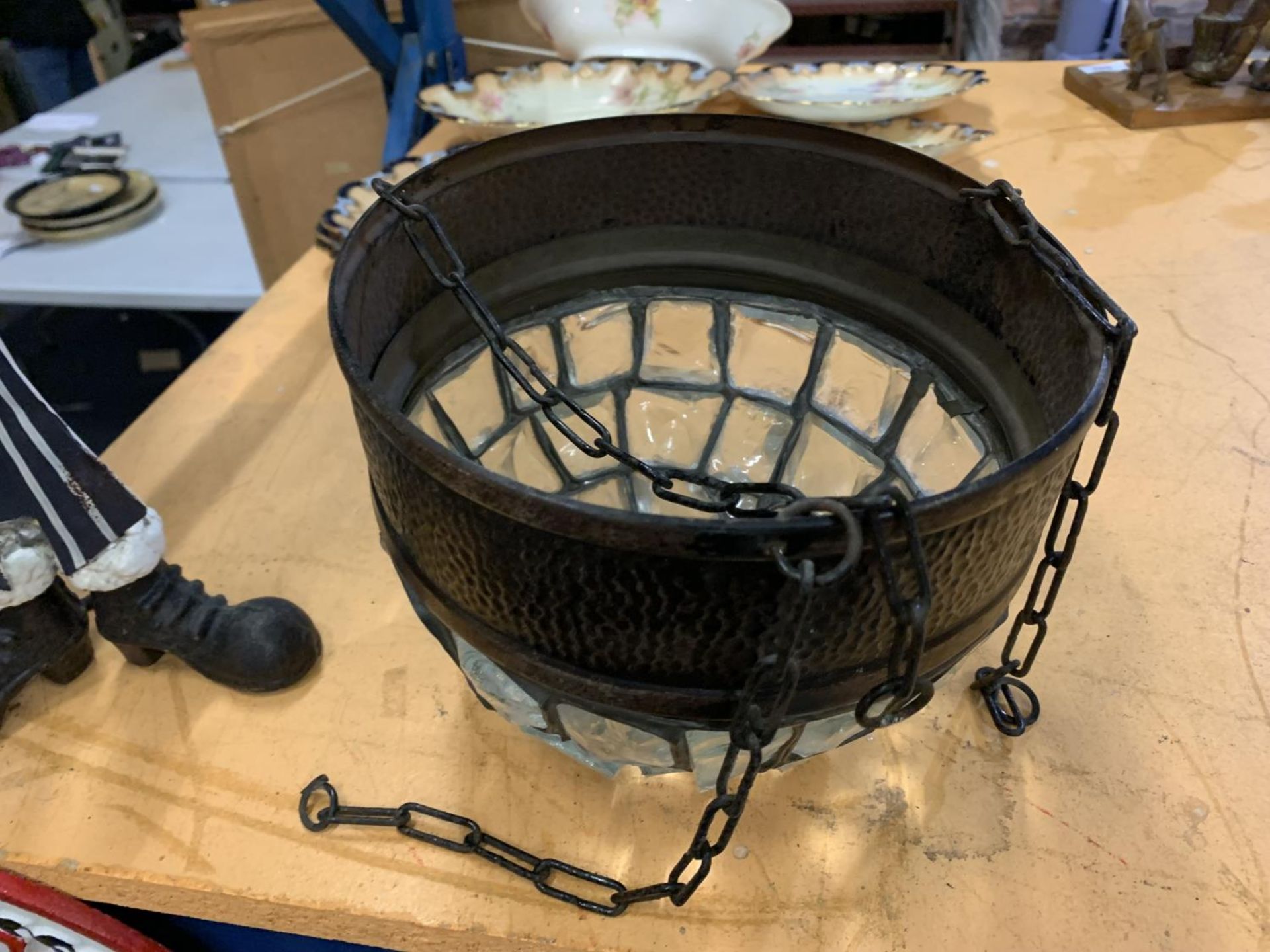 A VINTAGE PEWTER AND GLASS LAMPSHADE WITH LEADED GLASS PIECES - Image 3 of 3