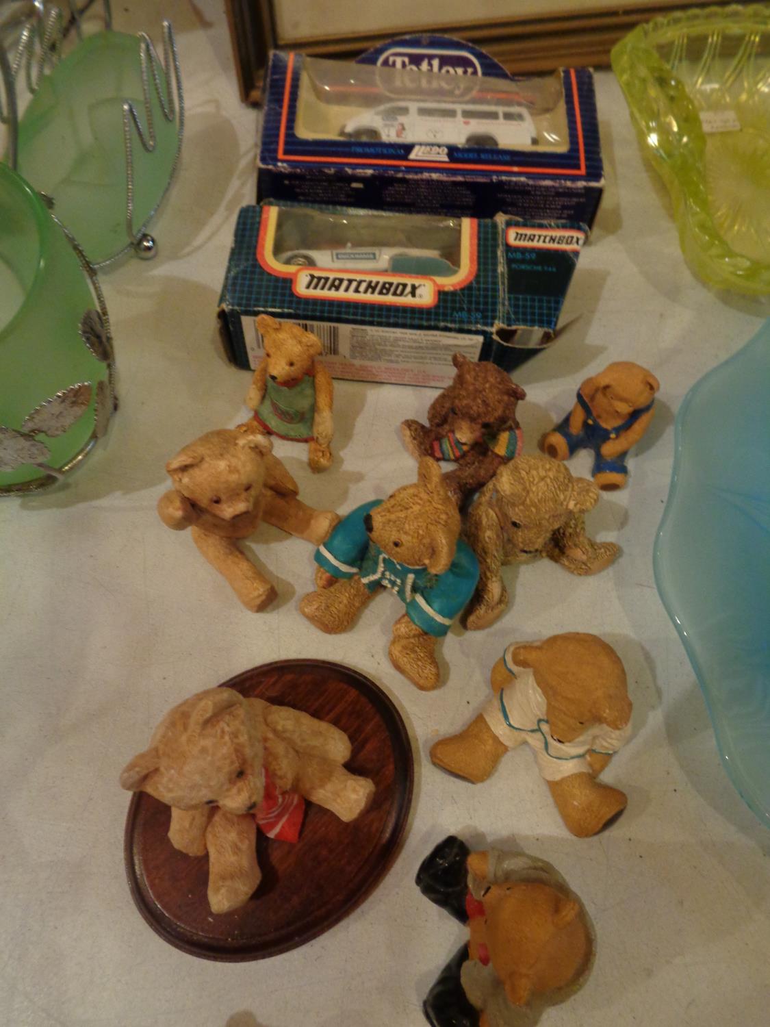 A QUANTITY F COLLECTABLE RESIN TEDDIES, PLUS A MATCHBOX AND TETLEY CAR AND A PENDELFIN RABBIT - Bild 2 aus 2