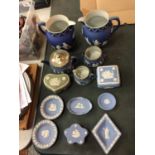 A QUANTITY OF WEDGWOOD JASPER WARE TO INCLUDE TRINKET BOXES, JUGS, PIN TRAYS, ETC