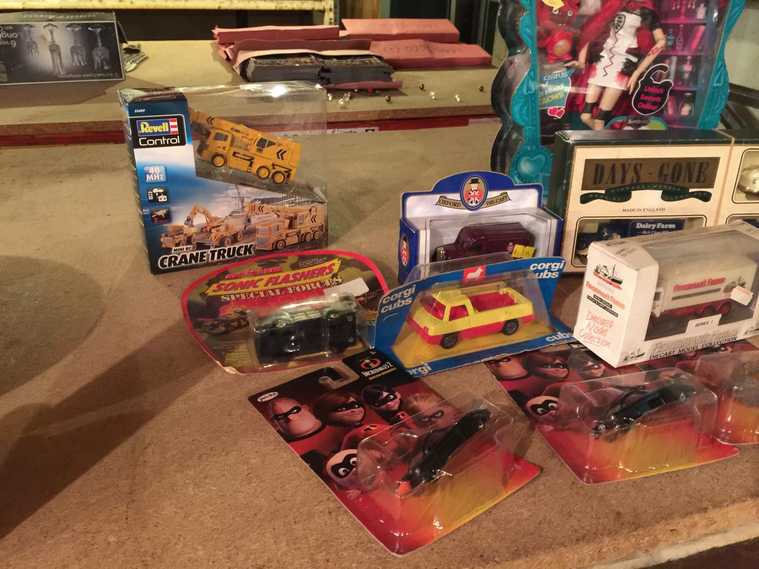 A QUANTITY OF BOXED CARS TO INCLUDE, INCREDIBLES, LLEDO VINTAGE MODELS, A BOXED REMOTE CONTROL CRANE - Bild 2 aus 4