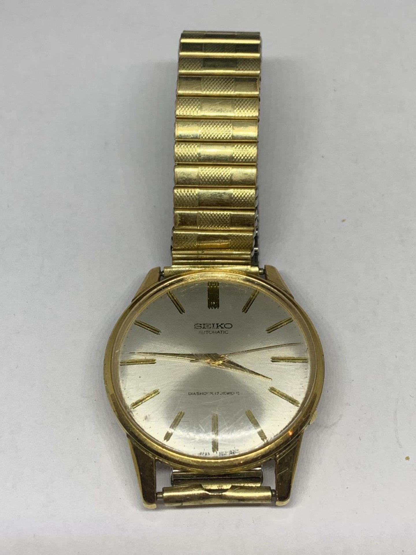 A VINTAGE YELLOW METAL SEIKO AUTOMATIC DIASHOCK 17 JEWELS WRISTWATCH SEEN WORKING BUT NO WARRANTY