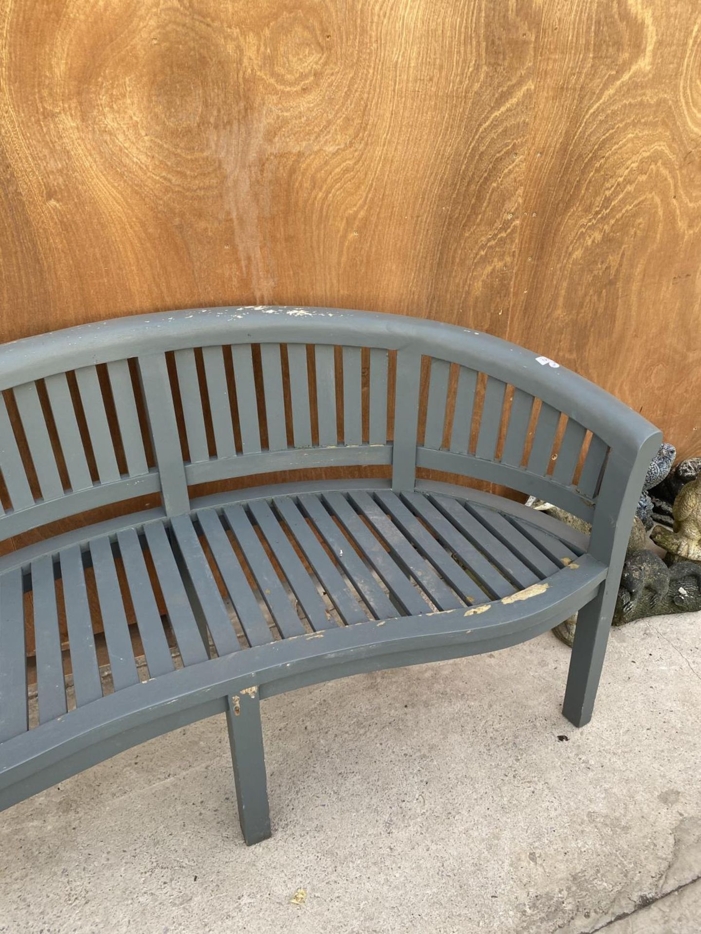 A WOODEN SLATTED CURVED GARDEN BENCH - Image 3 of 4