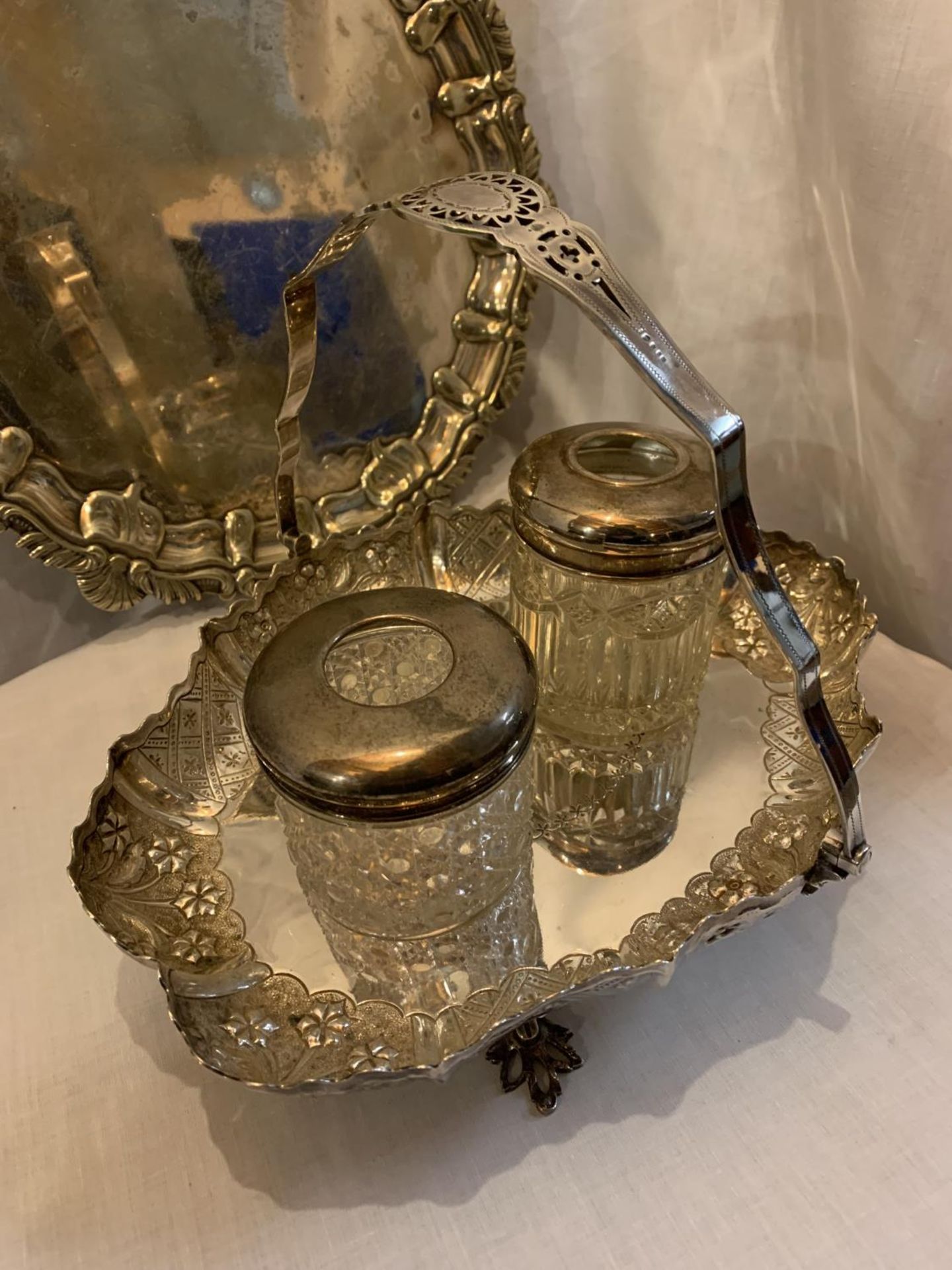 FOUR SILVER PLATE ITEMS TO INCLUDE A TRAY, BASKET AND TWO GLASS JAR WITH LIDS - Image 2 of 5