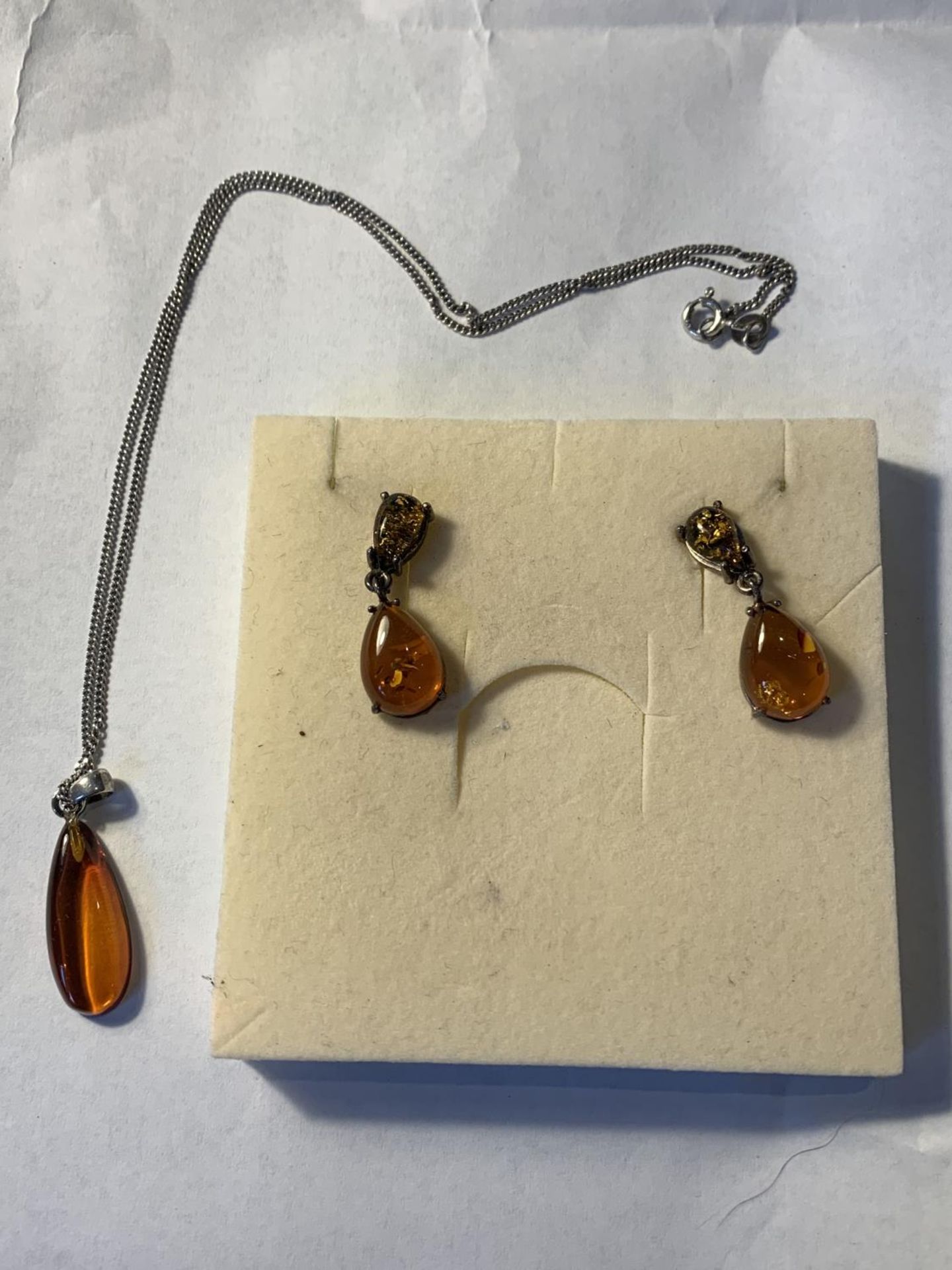 A MARKED SILVER NECKLACE WITH AMBER DROP AND MATCHING EARRINGS IN A PRESENTATION BOX - Image 4 of 4