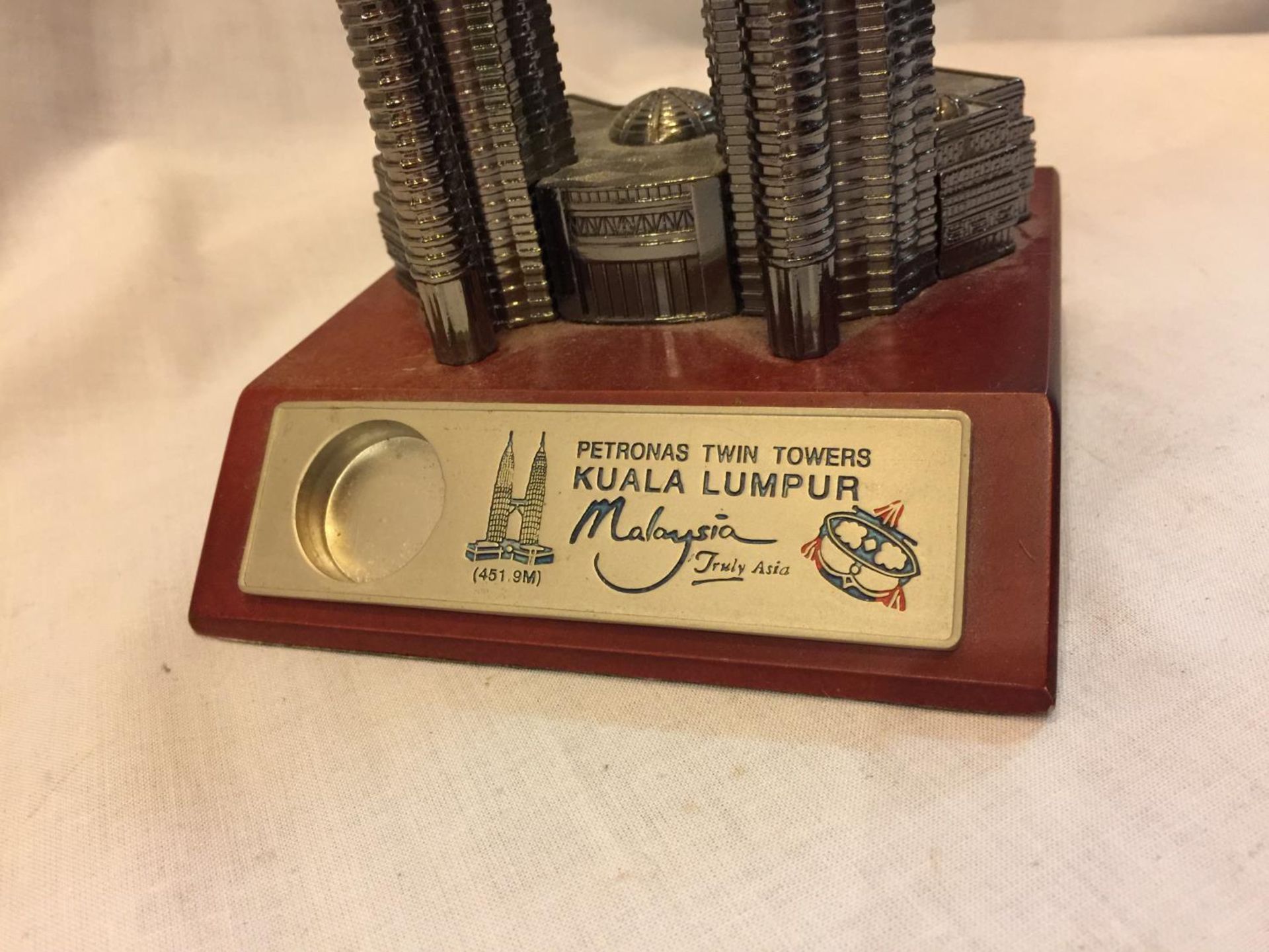 A MODEL OF THE TWIN TOWERS KUALA LUMPUR, MALAYSIA - Image 4 of 5