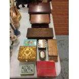 A COLLECTION OF VINTAGE BOXES TO INCLUDE A CRIBBAGE BOARD, TRINKET BOXES, JEWELLERY BOX, ETC