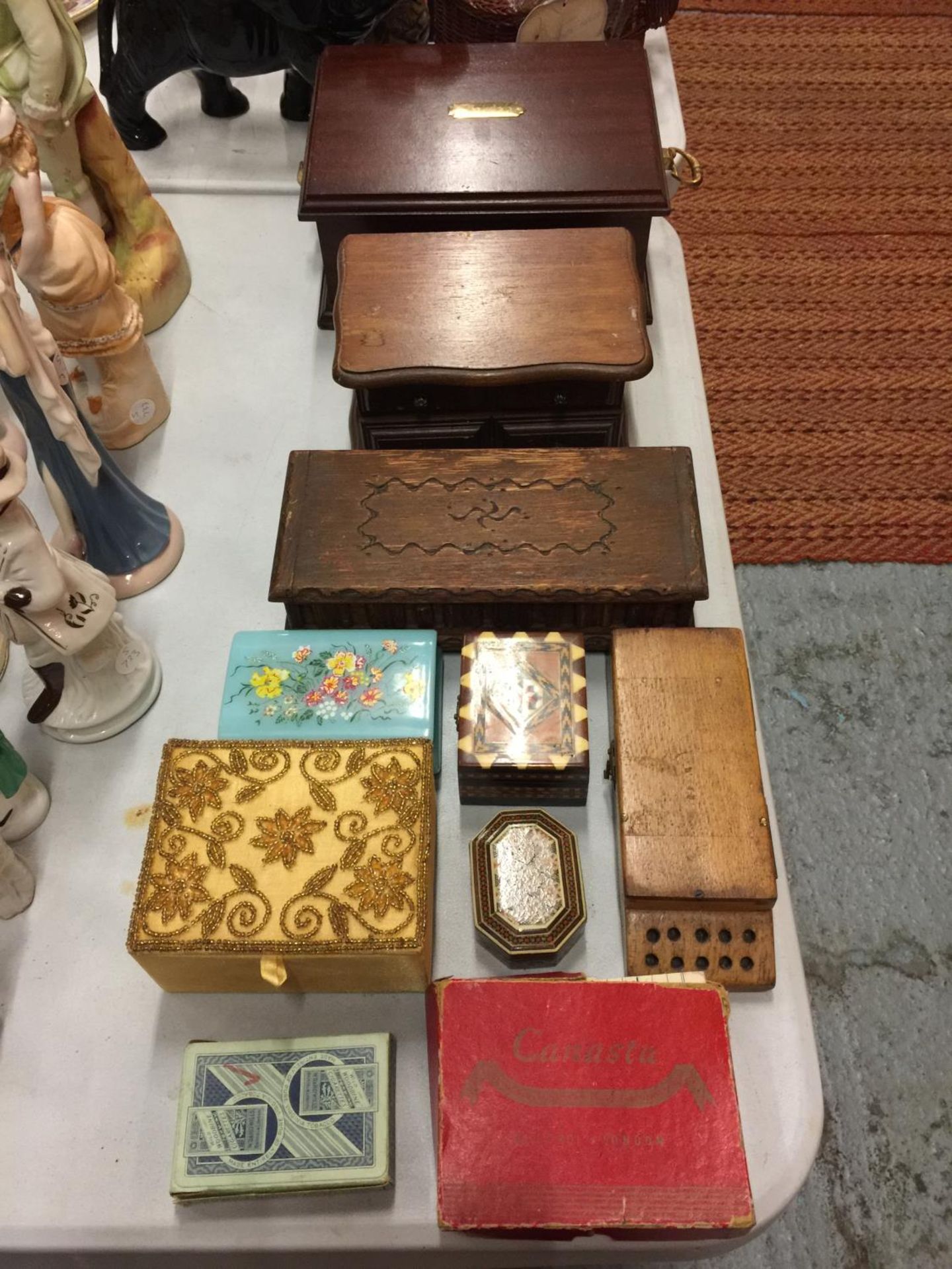 A COLLECTION OF VINTAGE BOXES TO INCLUDE A CRIBBAGE BOARD, TRINKET BOXES, JEWELLERY BOX, ETC