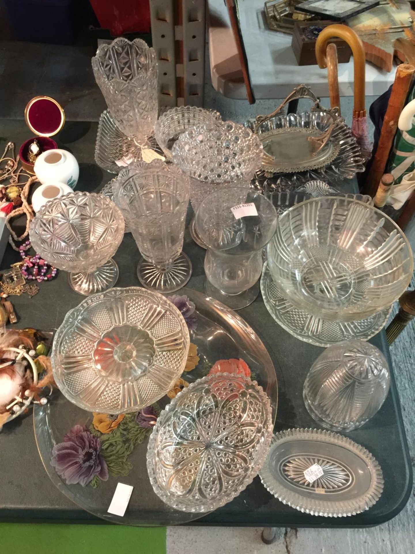 A QUANTITY OF CLEAR GLASSWARE TO INCLUDE, CAKE STANDS, BOWLS, VASES, ETC