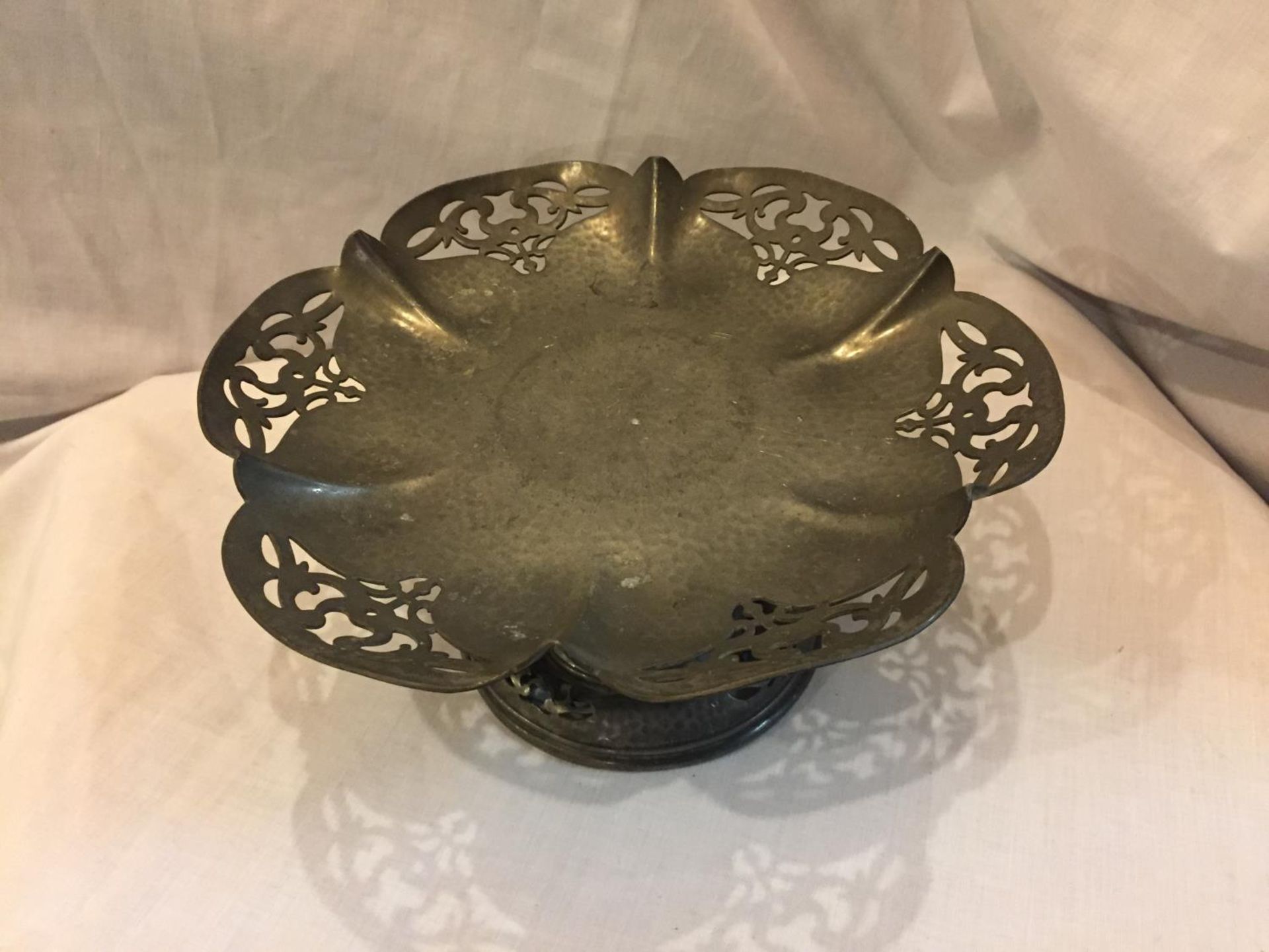 A PEWTER ARTS AND CRAFTS STYLE CAKE STAND. HEIGHT 12CM