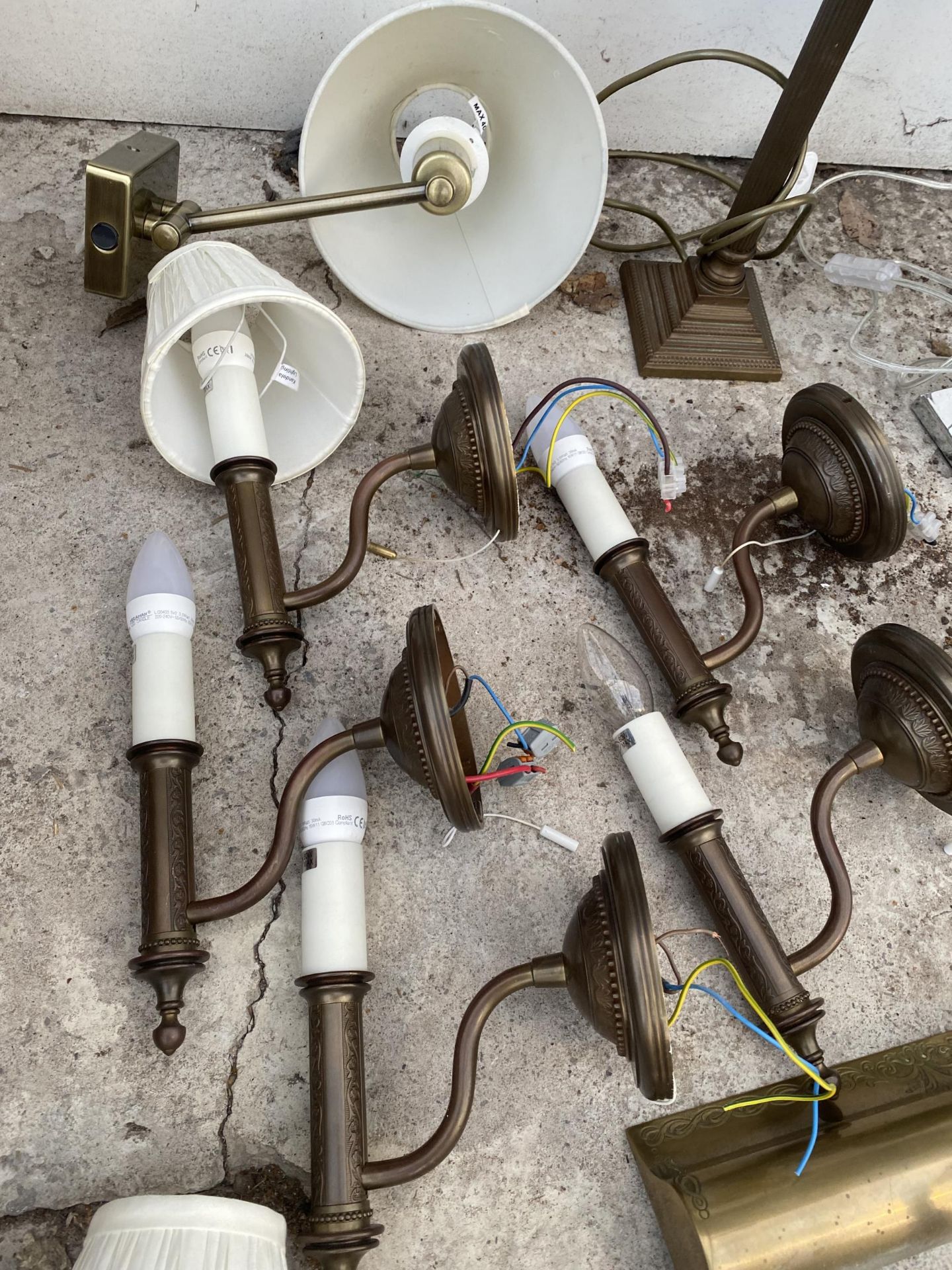 AN ASSORTMENT OF VARIOUS LIGHT FITTINGS AND LAMPS - Image 2 of 4