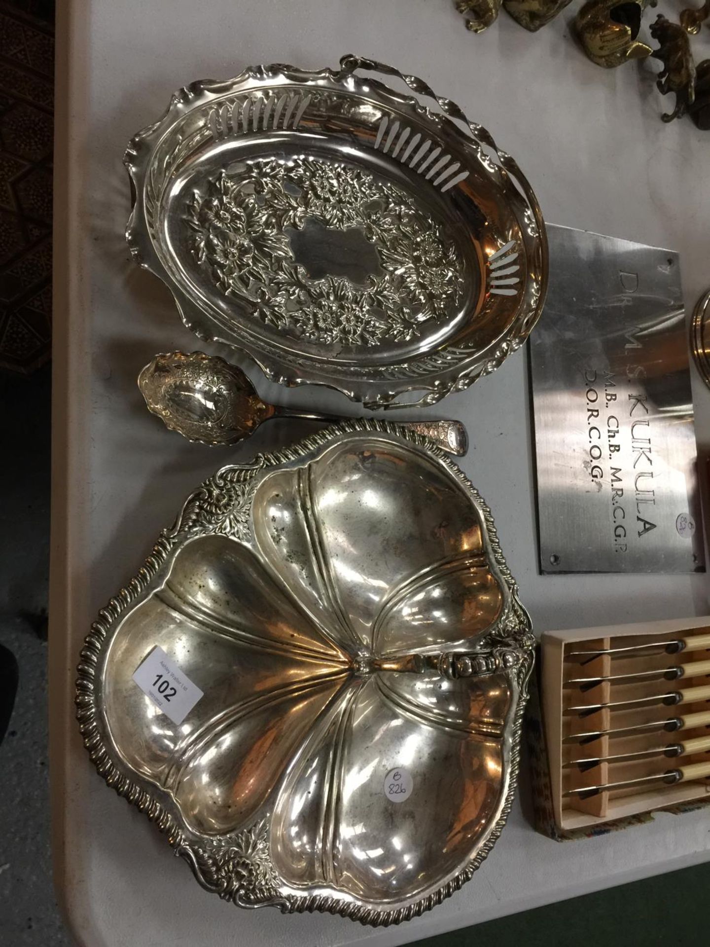 A QUANTITY OF SILVER PLATE TO INCLUDE SERVING DISHES, SAUCE BOATS, FLATWARE, ETC - Image 2 of 5