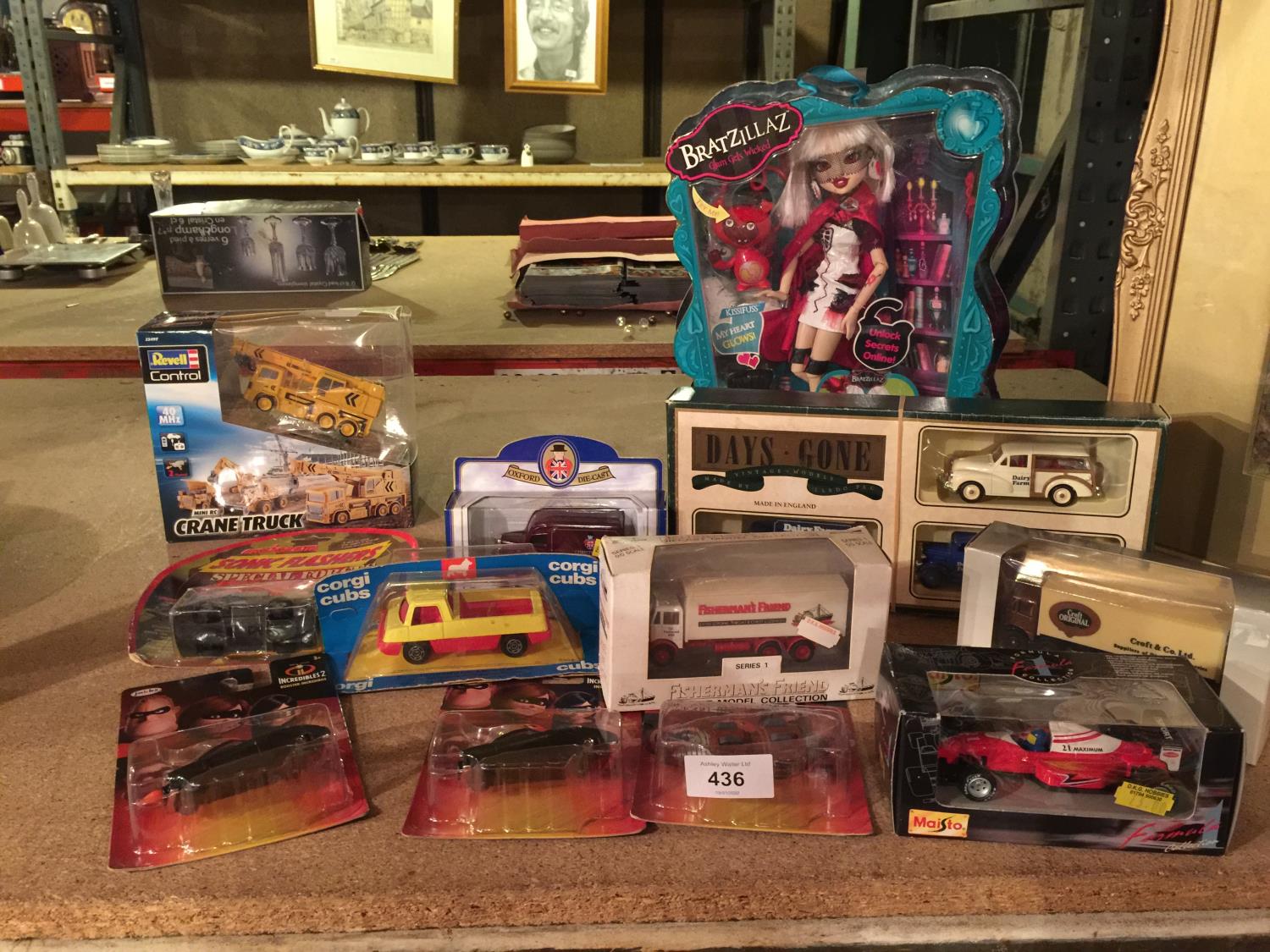 A QUANTITY OF BOXED CARS TO INCLUDE, INCREDIBLES, LLEDO VINTAGE MODELS, A BOXED REMOTE CONTROL CRANE