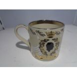 A LARGE WEDGWOOD MUG TO COMMEMORATIVE THE 25TH WEDDING ANNIVERSARY OF QUEEN ELIZABETH AND PRINCE