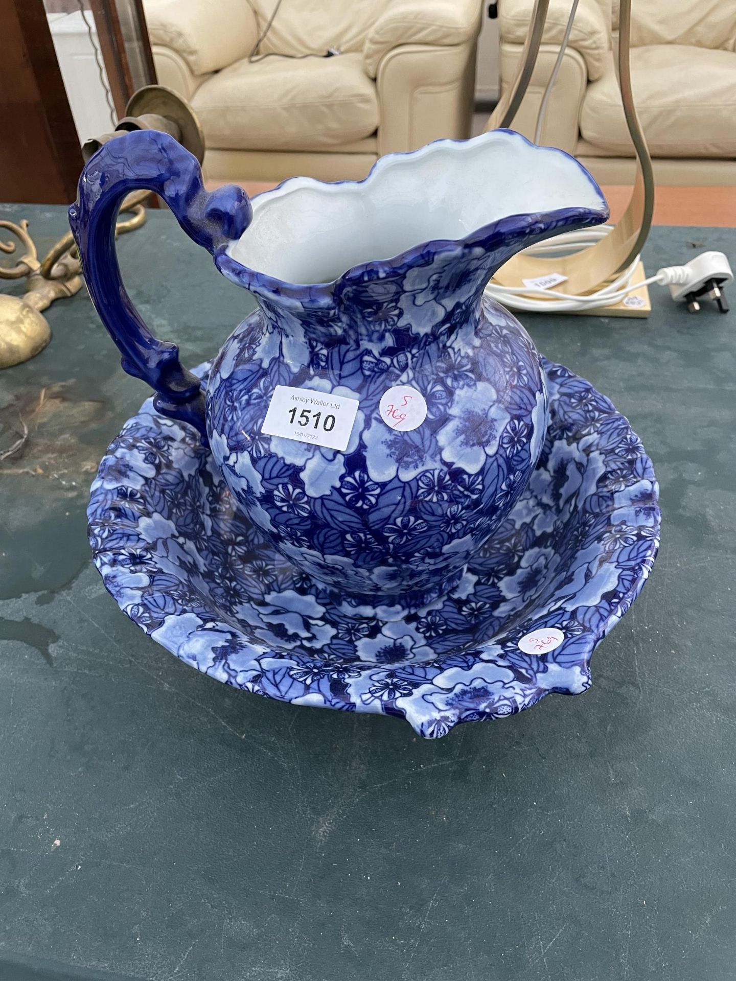 A FLORAL BLUE AND WHITE JUG AND WASH BOWL