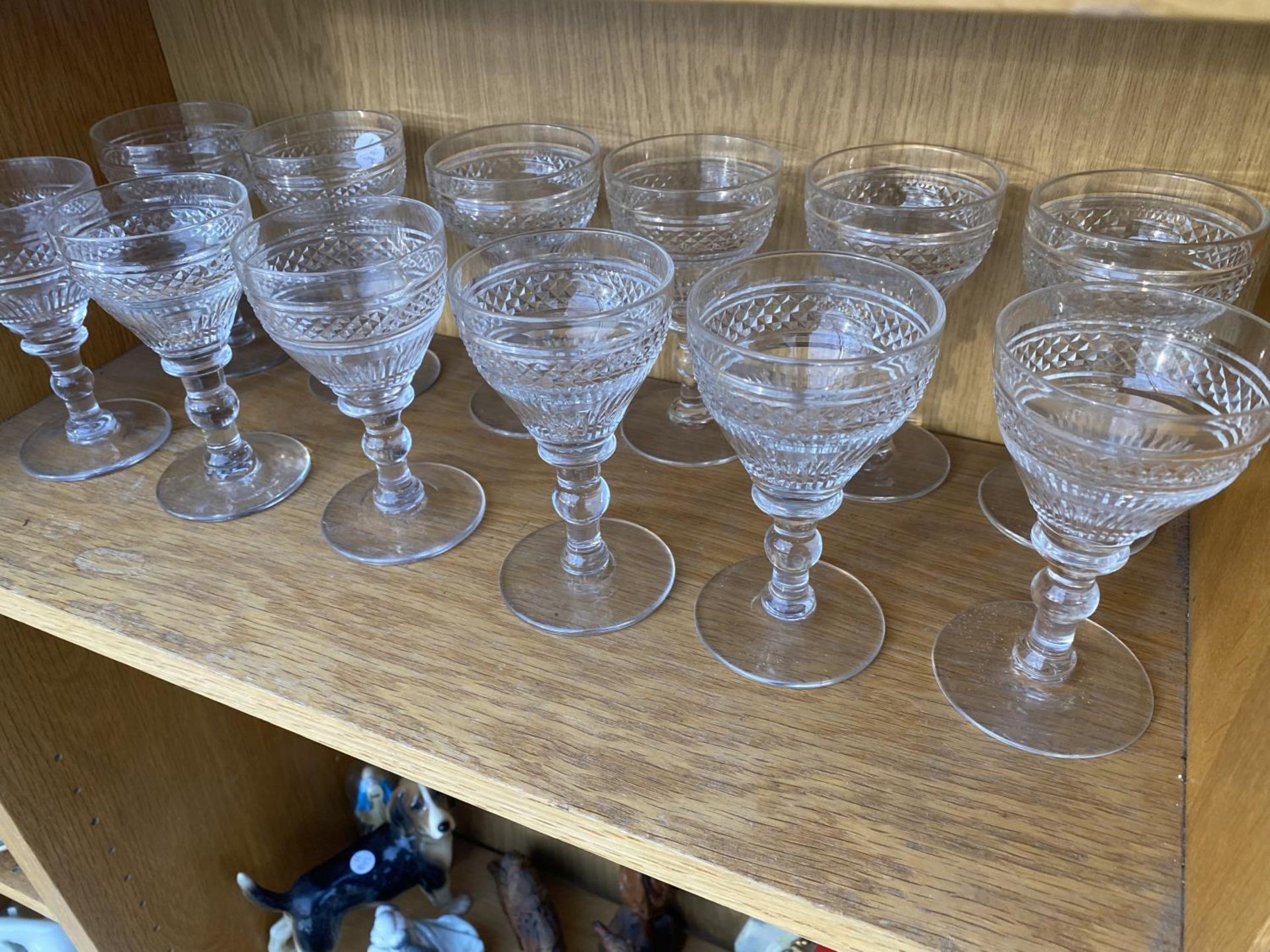 AN ASSORTMENT OF GLASS WARE TO INCLUDE CUT WINE GLASSES ETC - Image 3 of 3