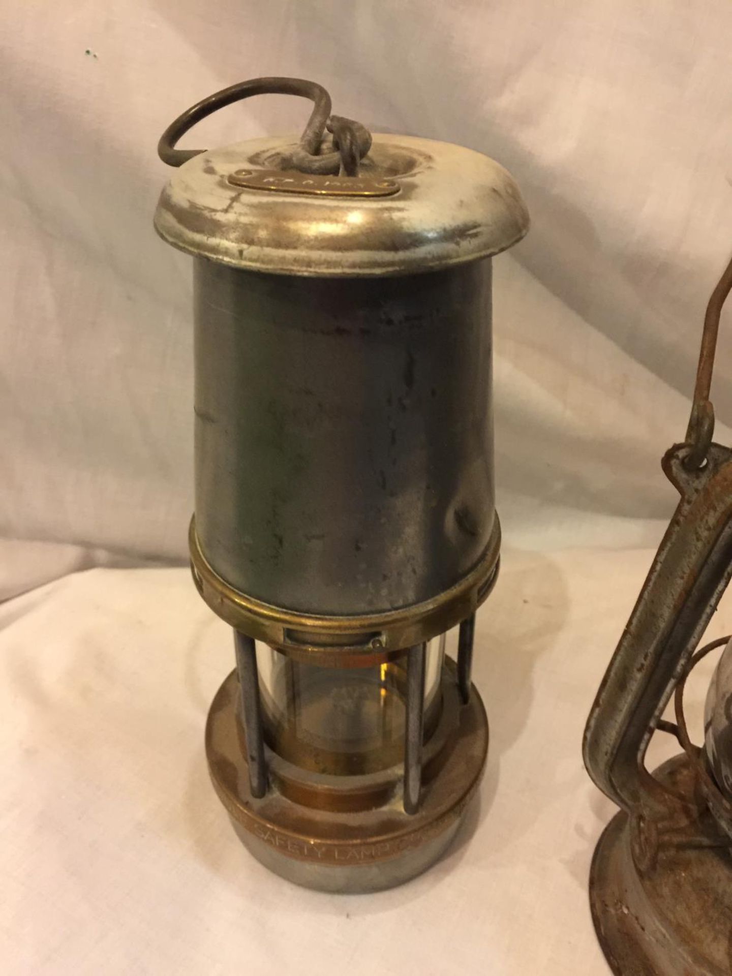 A WOLF SAFETY LAMP HEIGHT 21CM, A SAFETY LAMP MADE IN ECCLES HEIGHT 23CM AND A SMALL TILLEY STYLE - Image 4 of 4