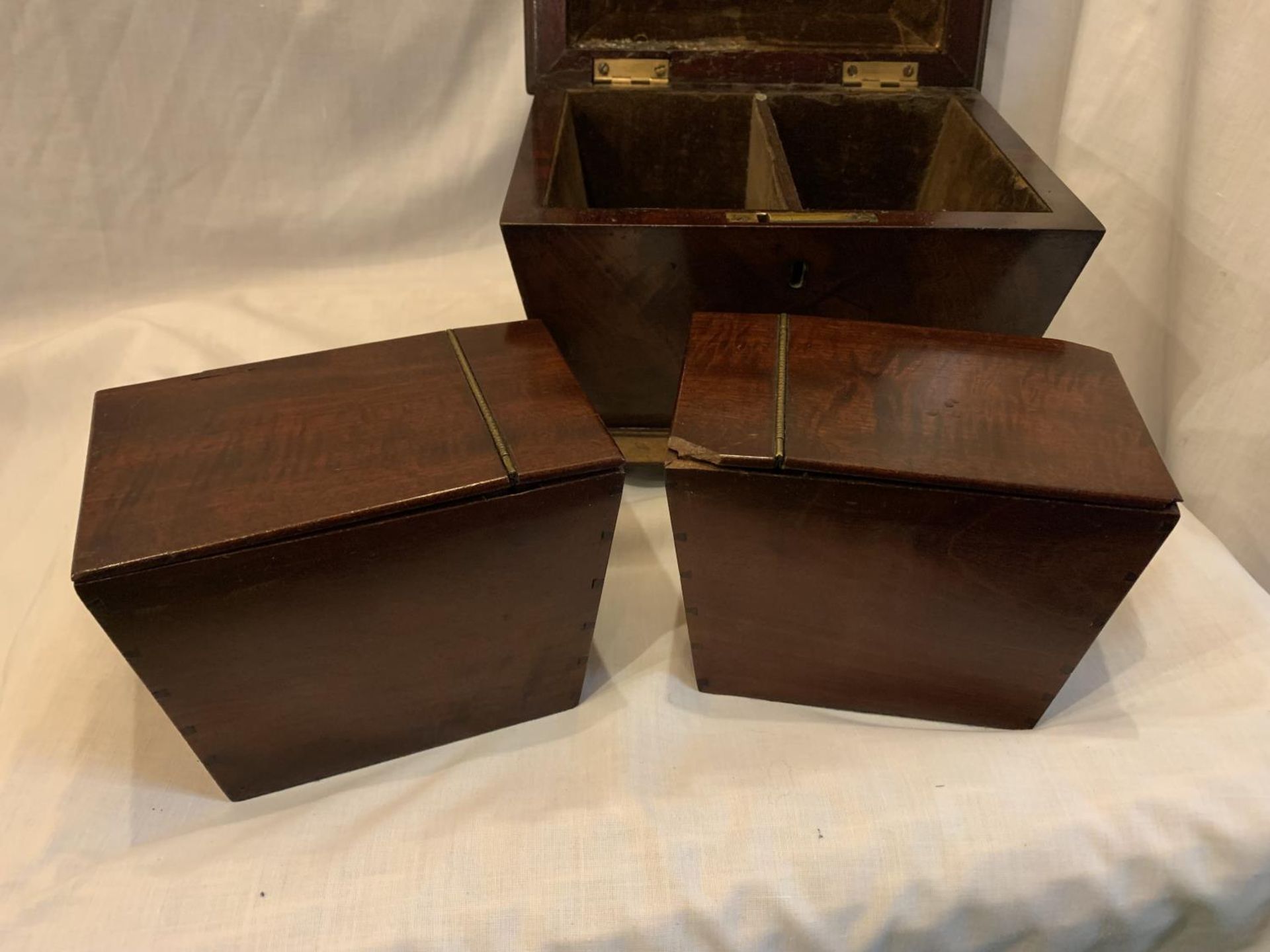 A VINTAGE MAHOGANY TEA CADDY WITH INTERIOR HINGED LIDDED BOXES MADE WITH SMALL DOVETAIL JOINTS ( - Image 3 of 5