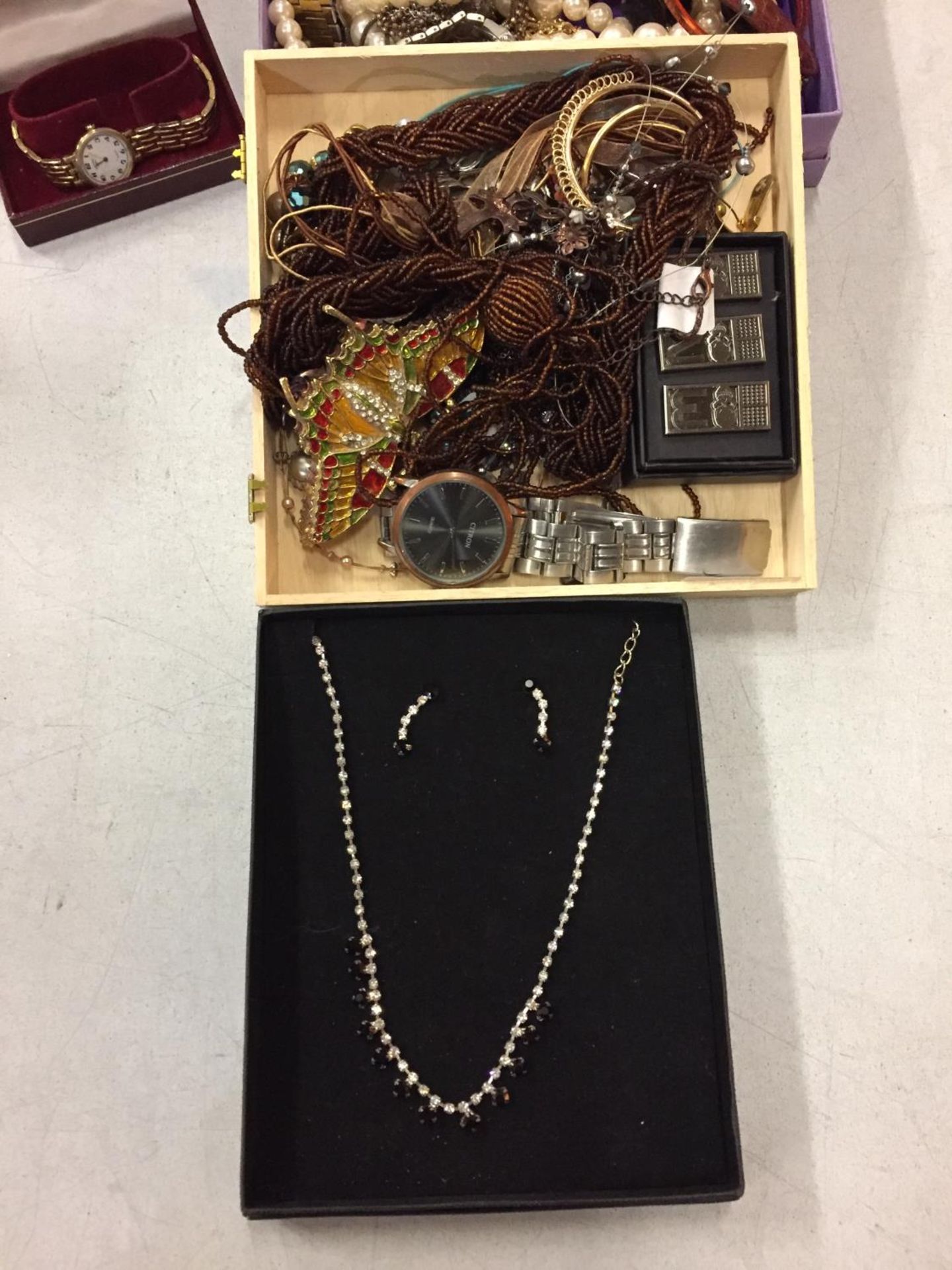 A COLLECTION OF COSTUME JEWELLERY, WATCHES AND JEWELLERY BOXES WITH A WHITE METAL DECORATIVE - Image 2 of 4