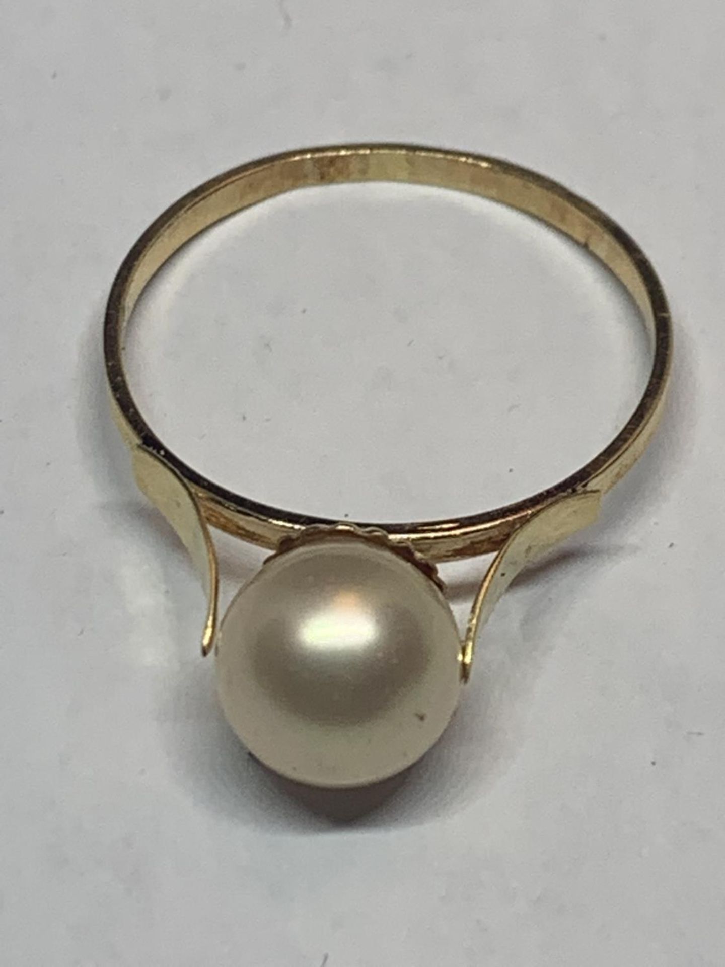 A VINTAGE 18 CARAT GOLD PEARL COCKTAIL RING SIZE R IN A PRESENTATION BOX - Image 3 of 5