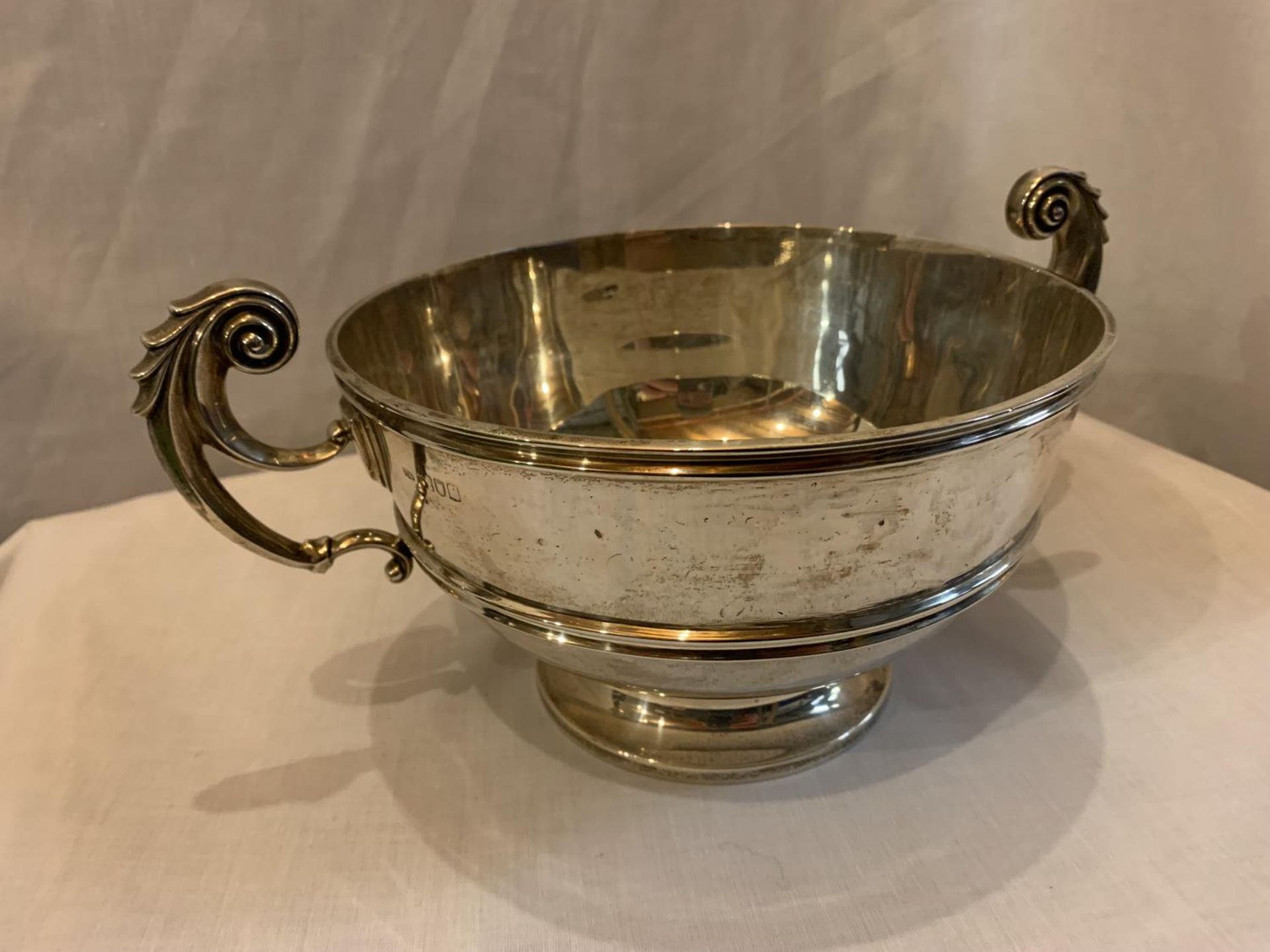 A HALLMARKED LONDON SILVER TWIN HANDLED BOWL GROSS WEIGHT 974 GRAMS