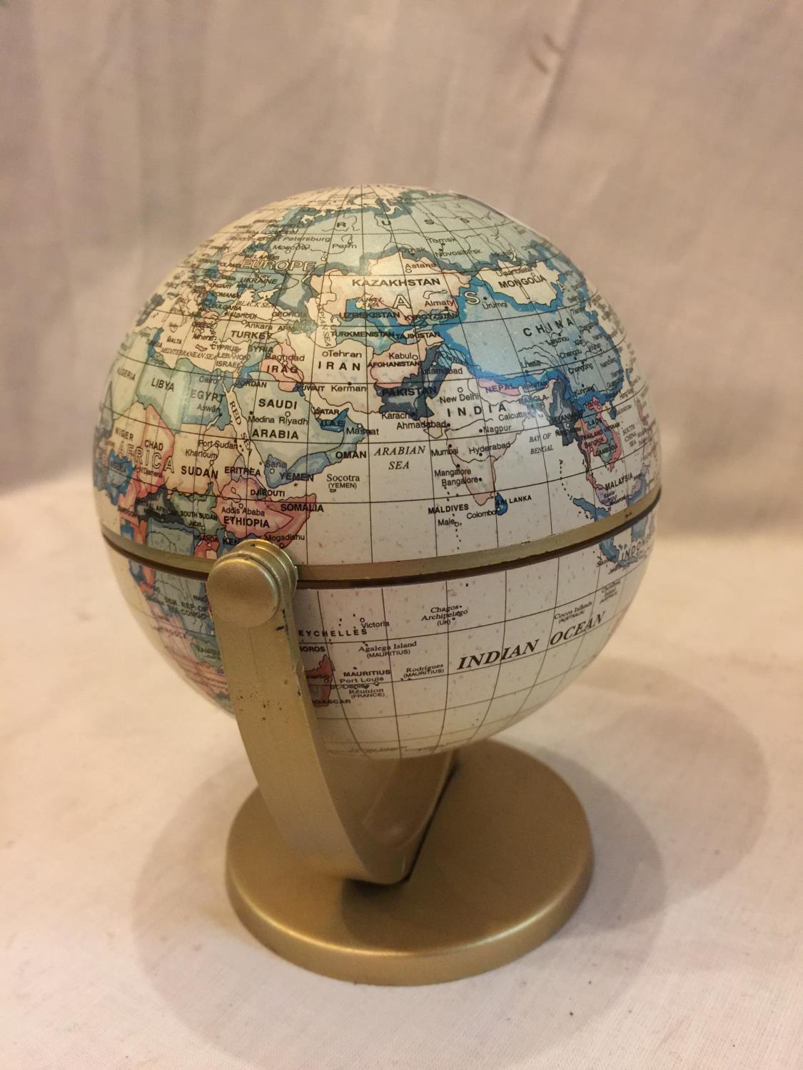 A CHILD'S TOY GLOBE HEIGHT 13CM - Bild 3 aus 3