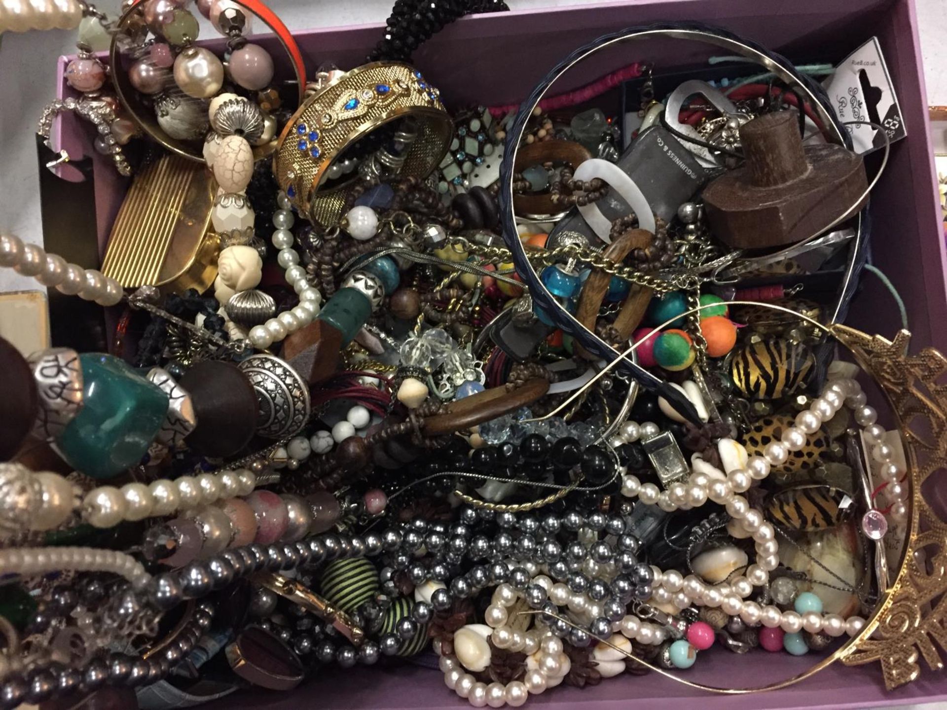 A BOX OF COSTUME JEWELLERY TO INCLUDE BANGLES, NECKLACES AND HEADBANDS - Image 2 of 3