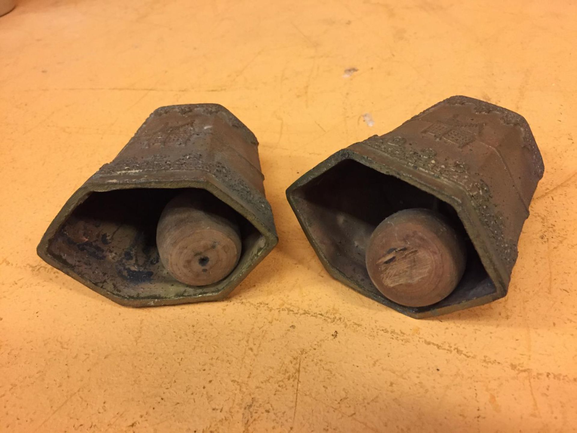 A PAIR OF BRASS DECORATED COW BELLS, HEIGHT 14CM - Image 3 of 3