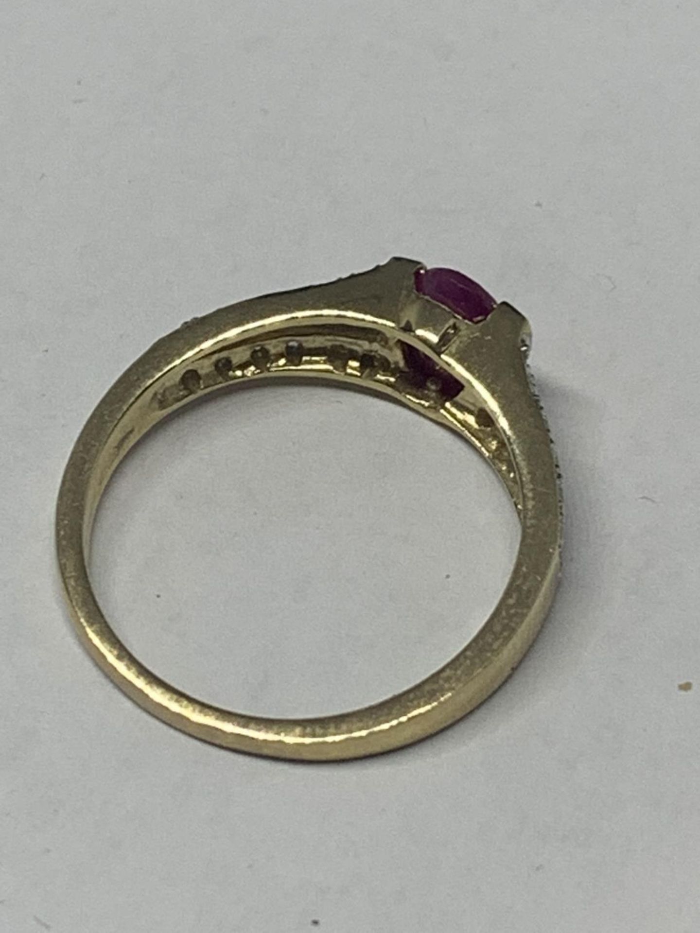 A 9 CARAT GOLD MARKED 375 WITH A CENTRAL PINK STONE AND DIAMOND CHIPS TO THE SHOULDERS SIZE P - Image 3 of 4