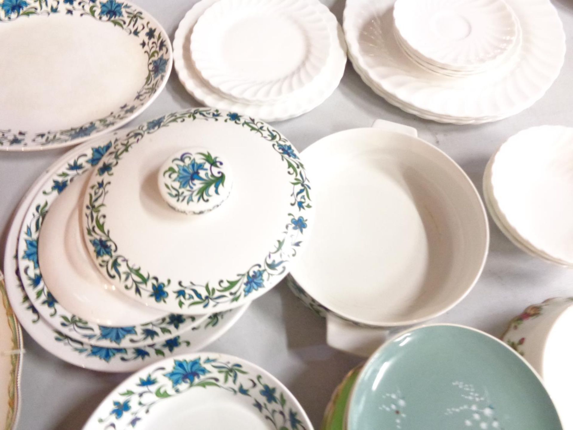 A SELECTION OF DINNERWARE TO INCLUDE A SERVING PLATTER, LIDDED DISH, PLATES, BOWLS AND SIDE PLATES - Image 4 of 4