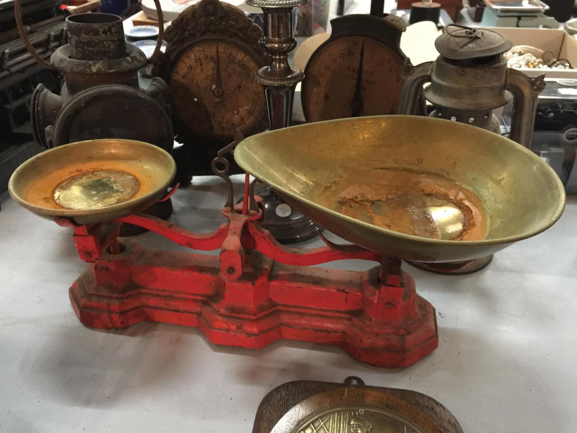 A QUANTITY OF ITEMS TO INCLUDE THREE SETS OF VINTAGE SCALES, A RAILWAY LAMP, OIL LAMP, ETC - Image 3 of 7