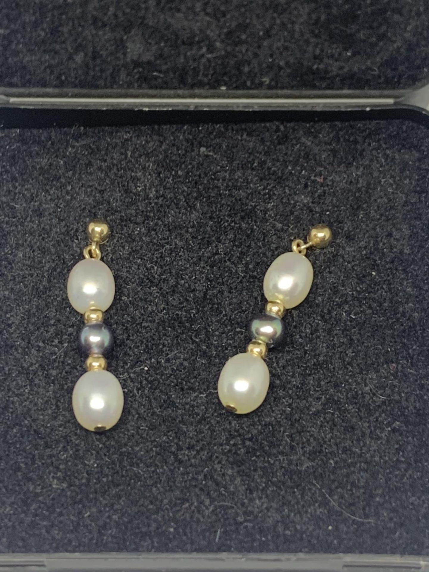 A PAIR OF 9 CARAT GOLD AND BEAD DROP EARRINGS IN A PRESENTATION BOX