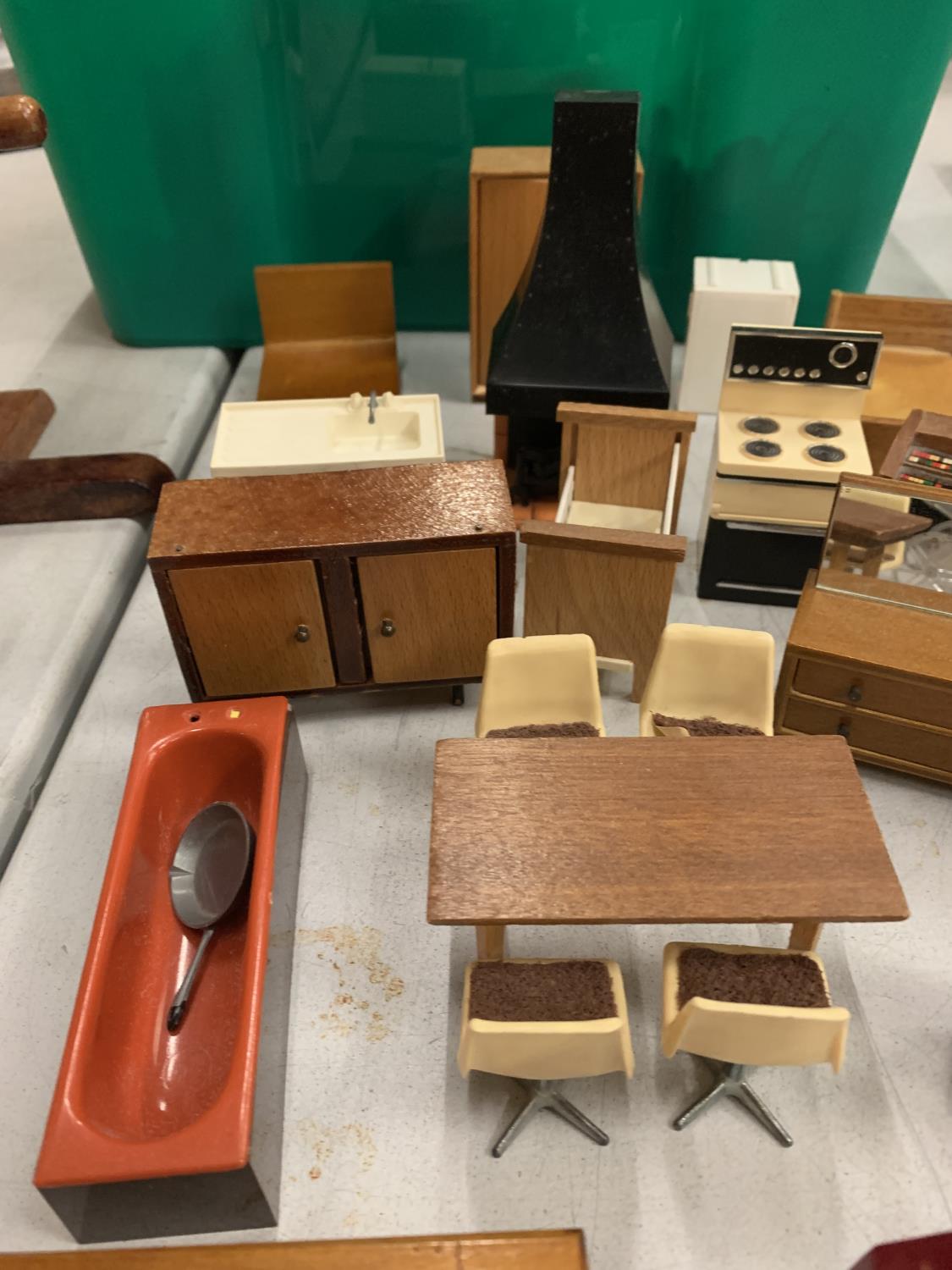 A QUANTITY OF 1960'S DOLL'S HOUSE FURNITURE - Bild 4 aus 5