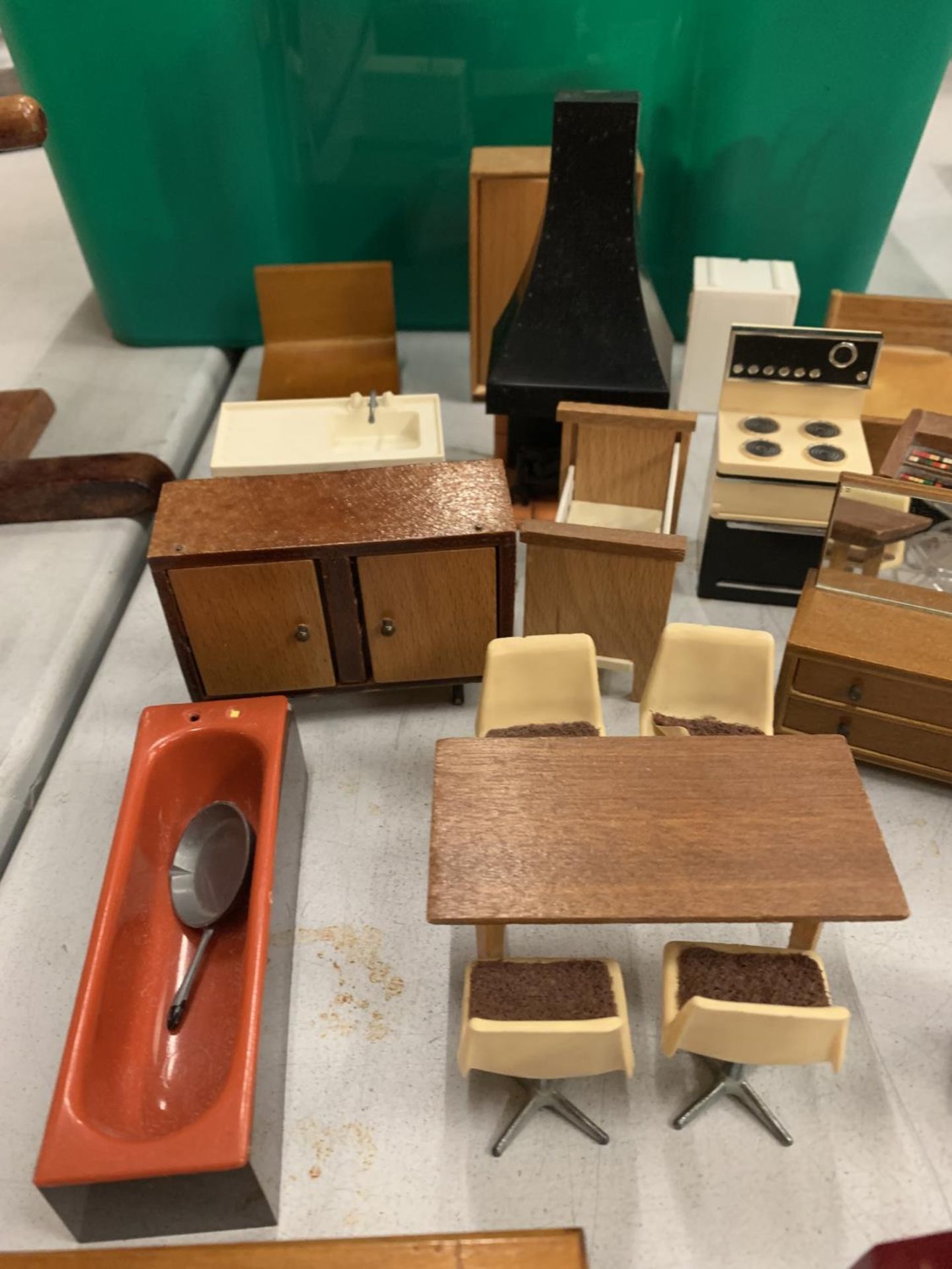 A QUANTITY OF 1960'S DOLL'S HOUSE FURNITURE - Image 4 of 5
