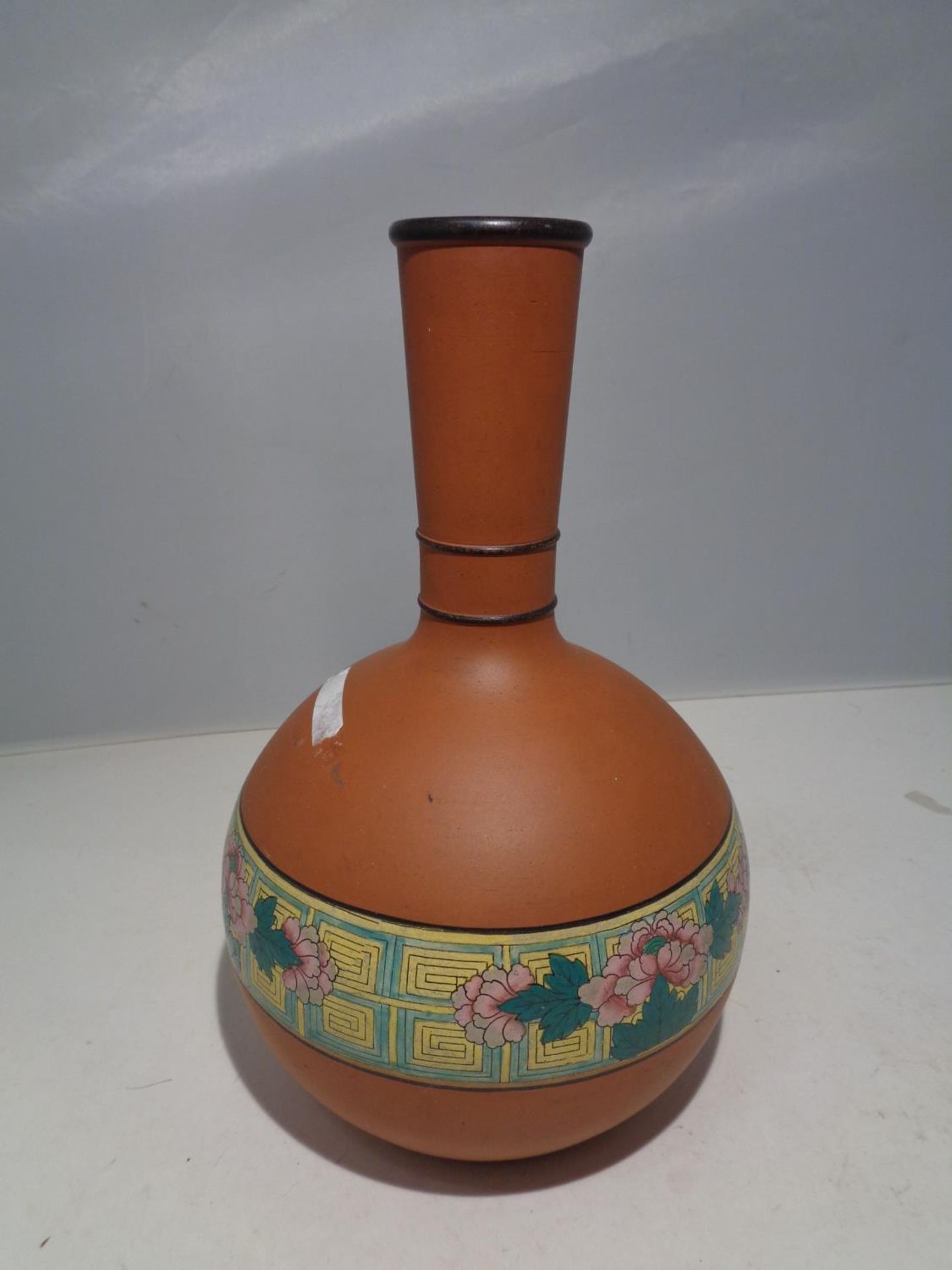 A DB &CO ETRURIA TERRACOTTA VASE WITH A FLOWER DESIGN - Image 2 of 4
