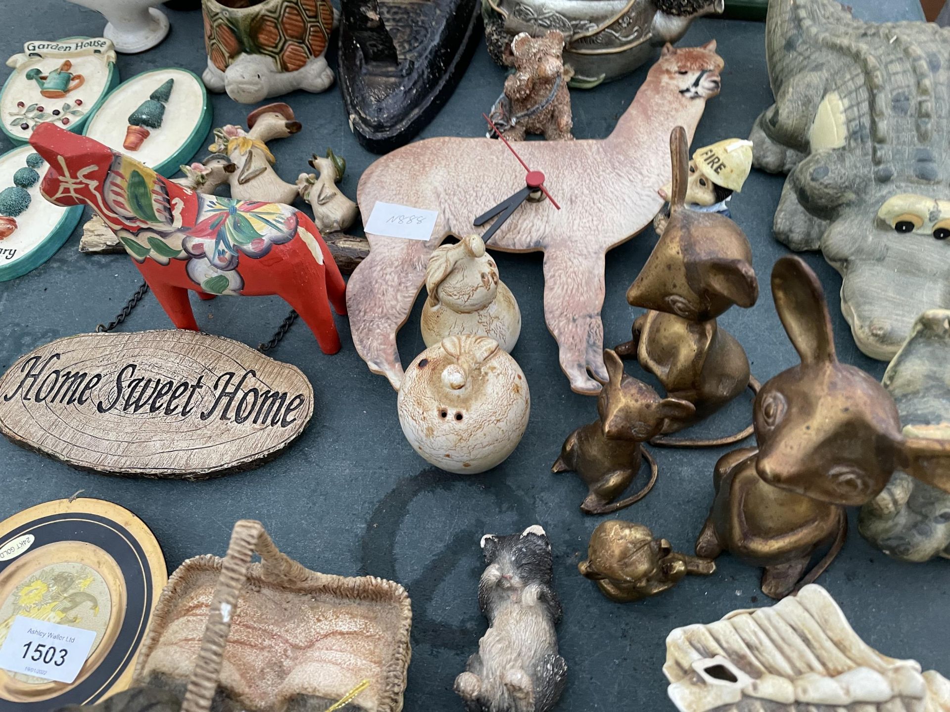 A LARGE ASSORTMENT OF ITEMS TO INCLUDE A VINTAGE FLAT IRON, BRASS MICE FIGURES AND A VINTAGE CAST - Image 3 of 3