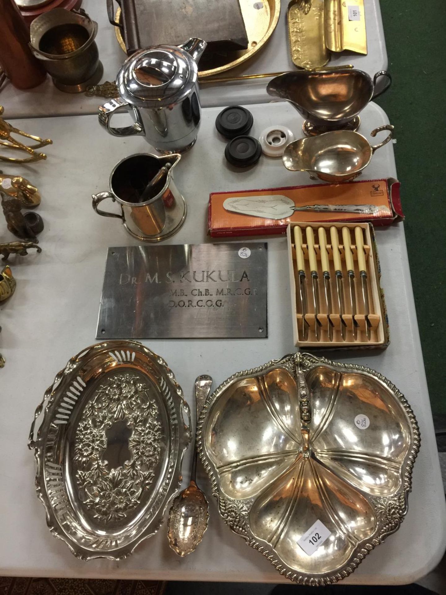 A QUANTITY OF SILVER PLATE TO INCLUDE SERVING DISHES, SAUCE BOATS, FLATWARE, ETC