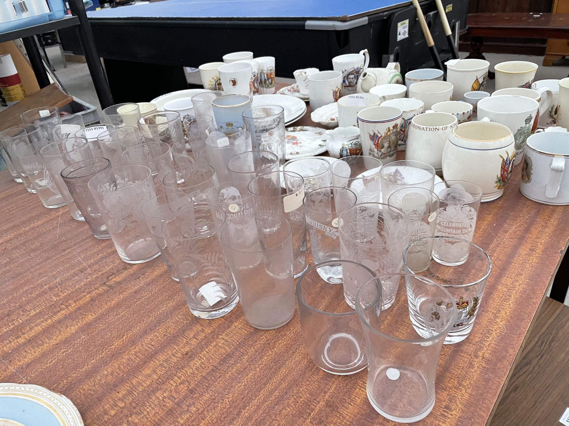 A LARGE COLLECTION COMEMERATIVE CERAMICS AND GLASS WARE TO INCLUDE CUPS, PLATES AND WATER GLASSES - Image 4 of 4