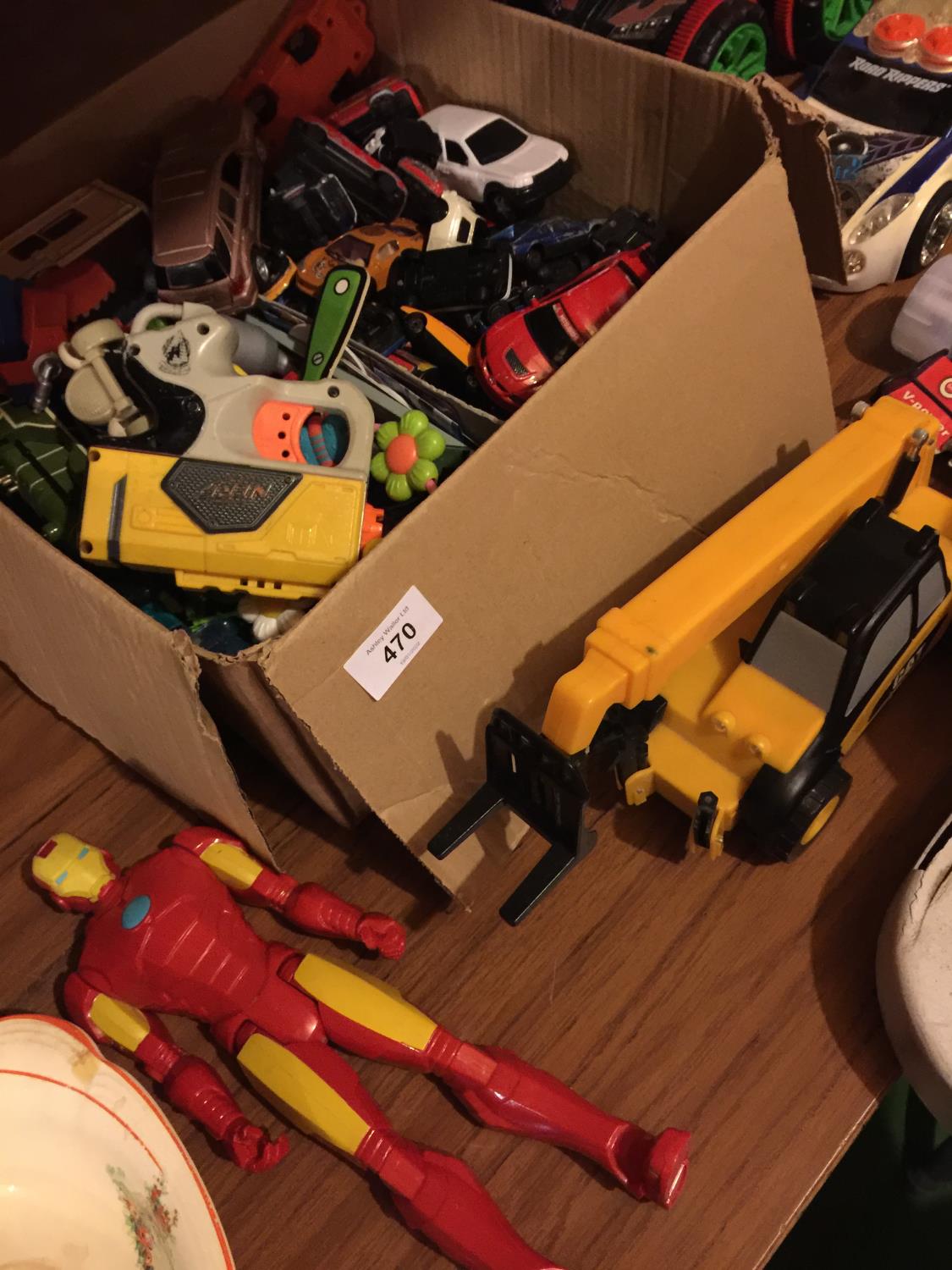 A BOX OF DIECAST PLAYWORN CARS PLUS A LARGE FORK LIFT TRUCK, RACING CAR, ETC - Bild 5 aus 5