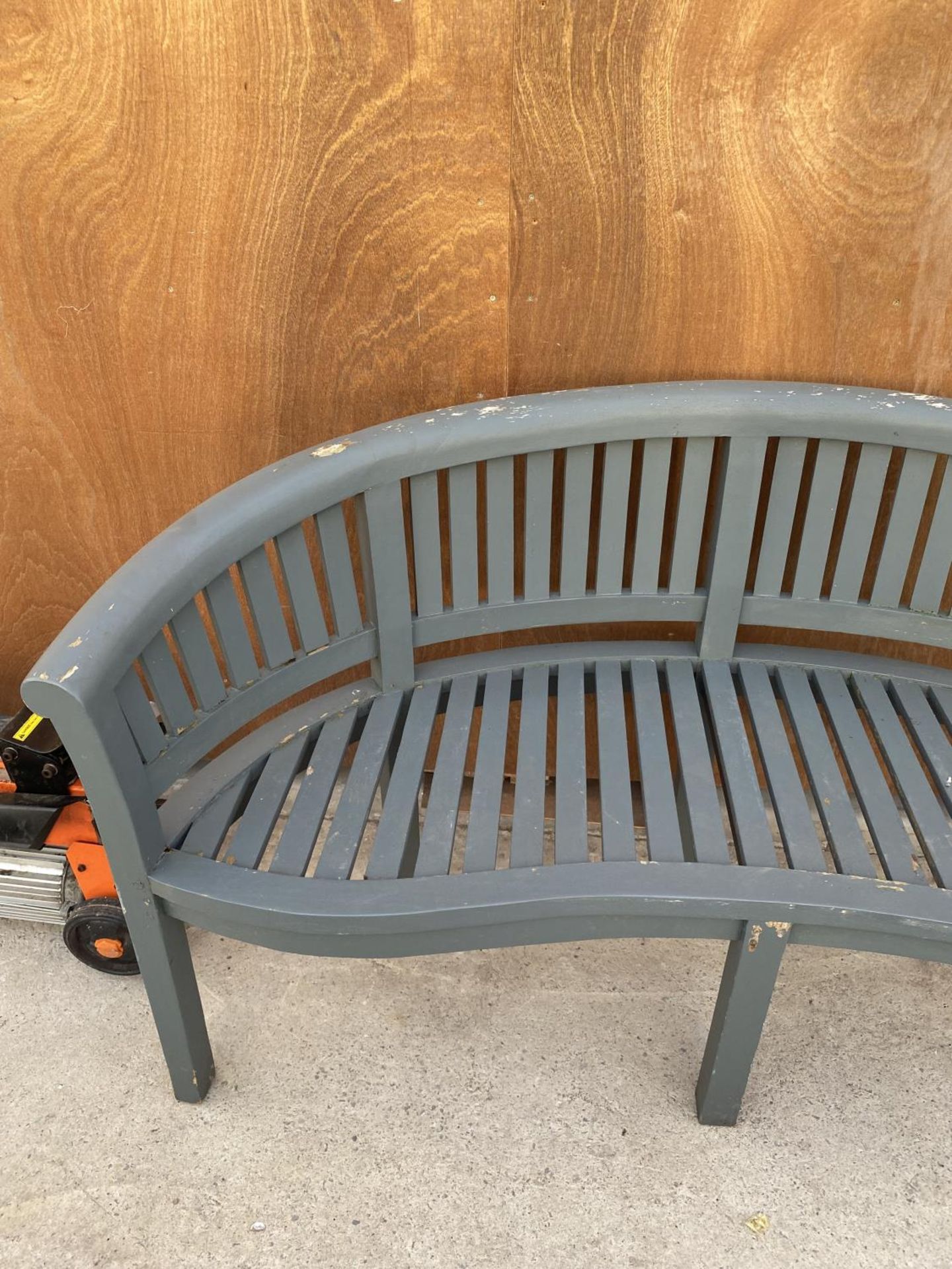 A WOODEN SLATTED CURVED GARDEN BENCH - Image 2 of 4