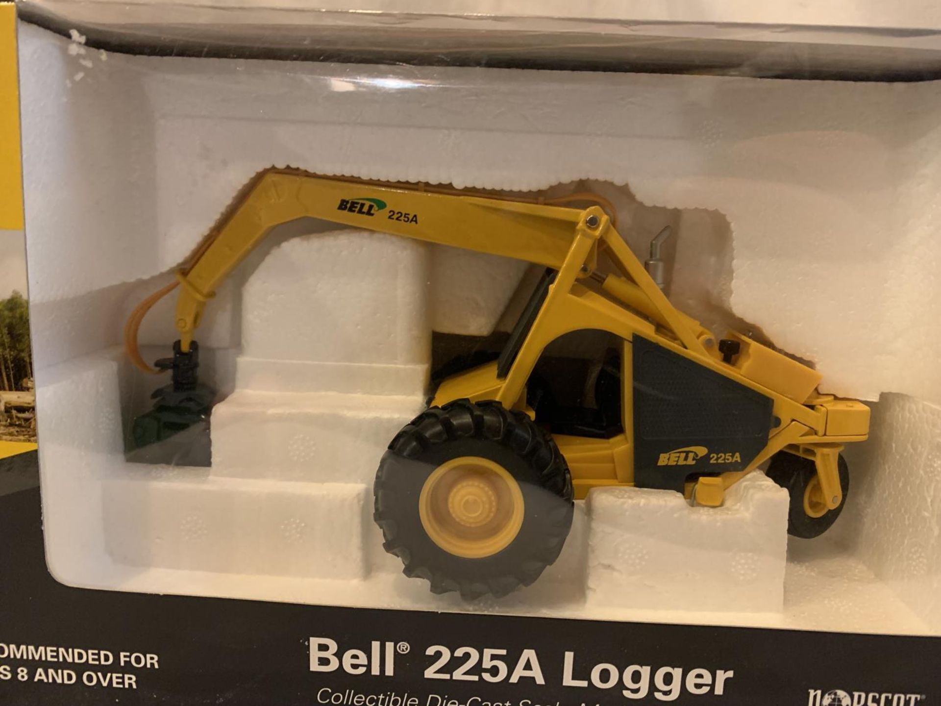 A BOXED NORSCOT BELL 225A LOGGER 1:32 SCALE MODEL - Image 2 of 3