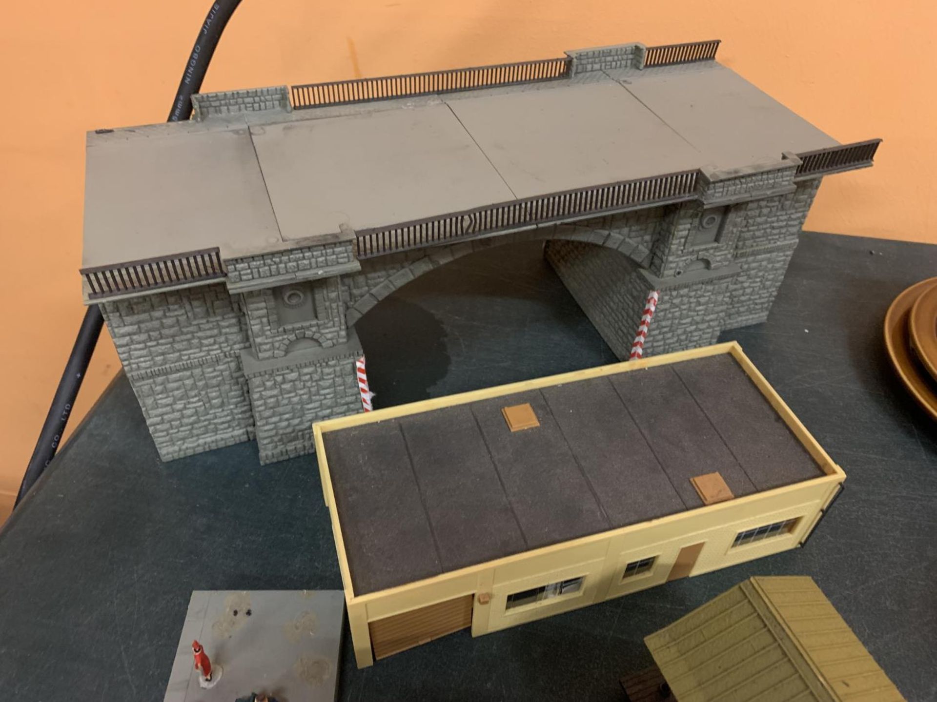 A NUMBER OF MODEL TRAIN ITEMS TO INCLUDE TRAIN STATION PLATFROMS, A BRIDGE AND PASSENGERS - Image 4 of 5