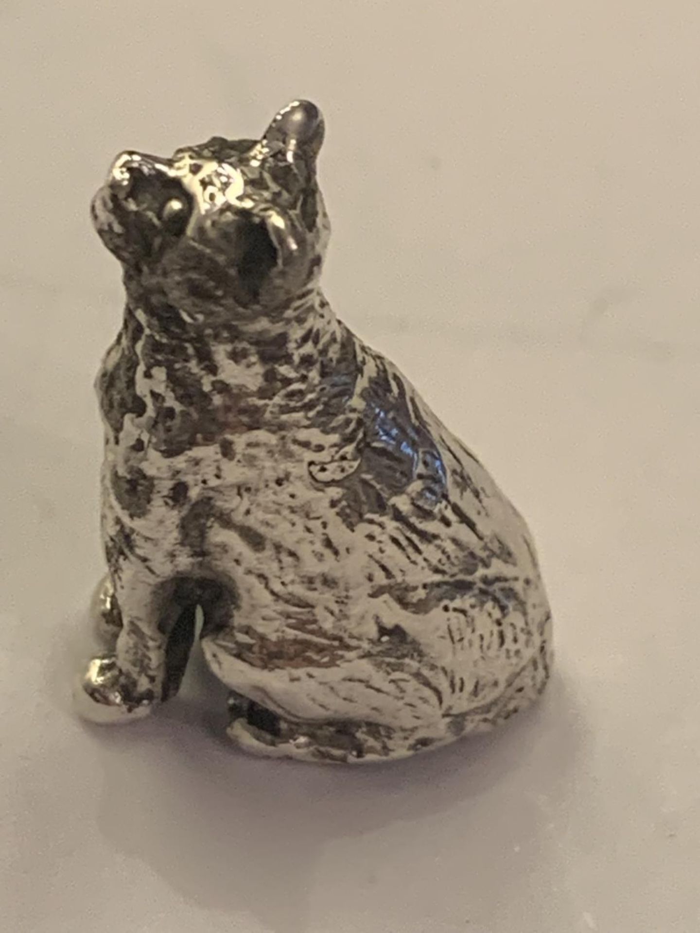 A MARKED SILVER MINIATURE SITTING CAT FIGURE - Image 2 of 4